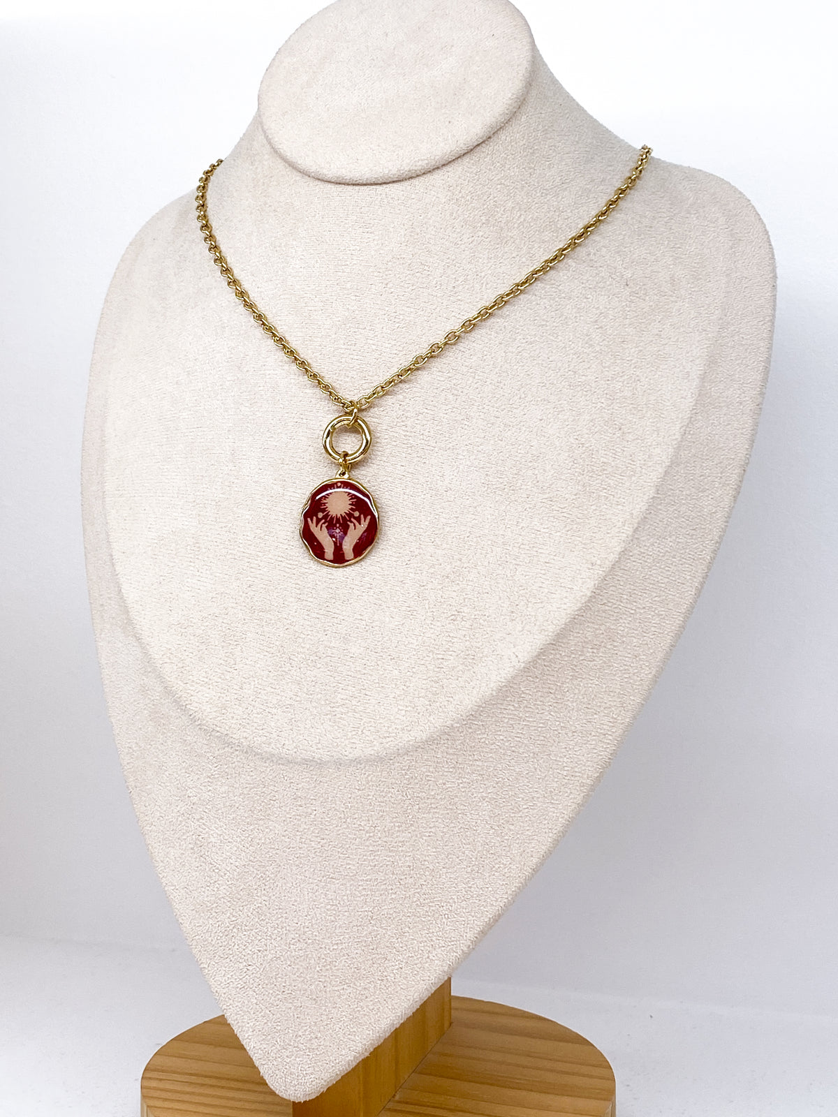 Collier doré sur chaîne épaisse avec médaillon émaillé coloré