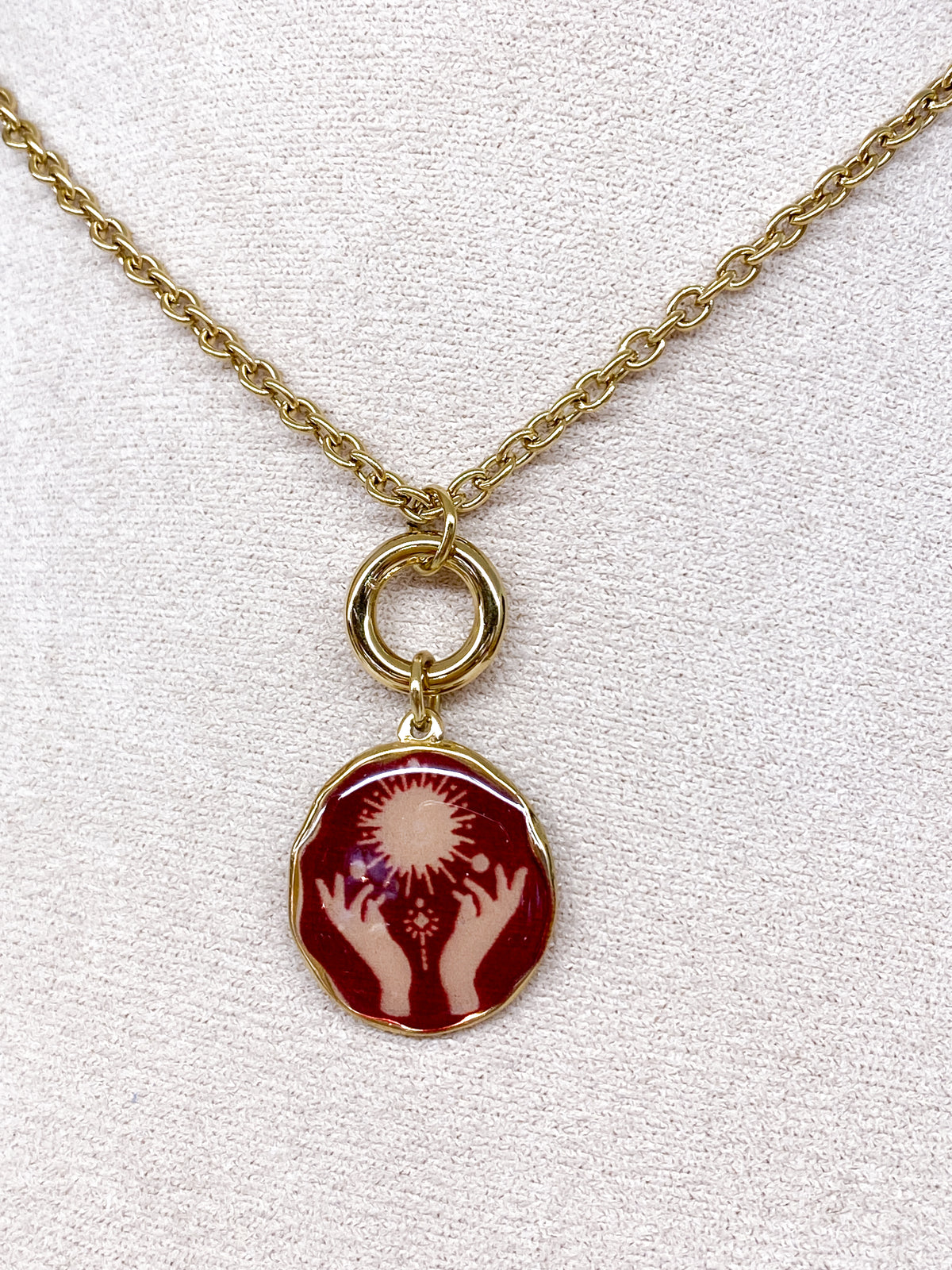 Collier doré sur chaîne épaisse avec médaillon émaillé coloré