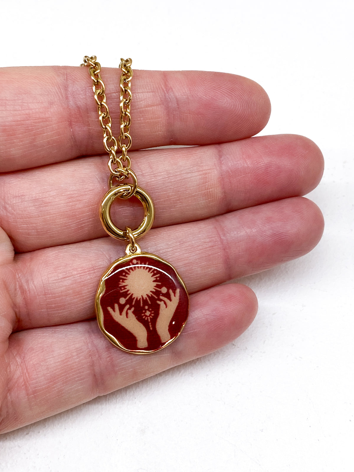 Collier doré sur chaîne épaisse avec médaillon émaillé coloré