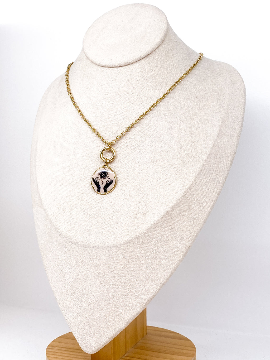 Collier doré sur chaîne épaisse avec médaillon émaillé coloré