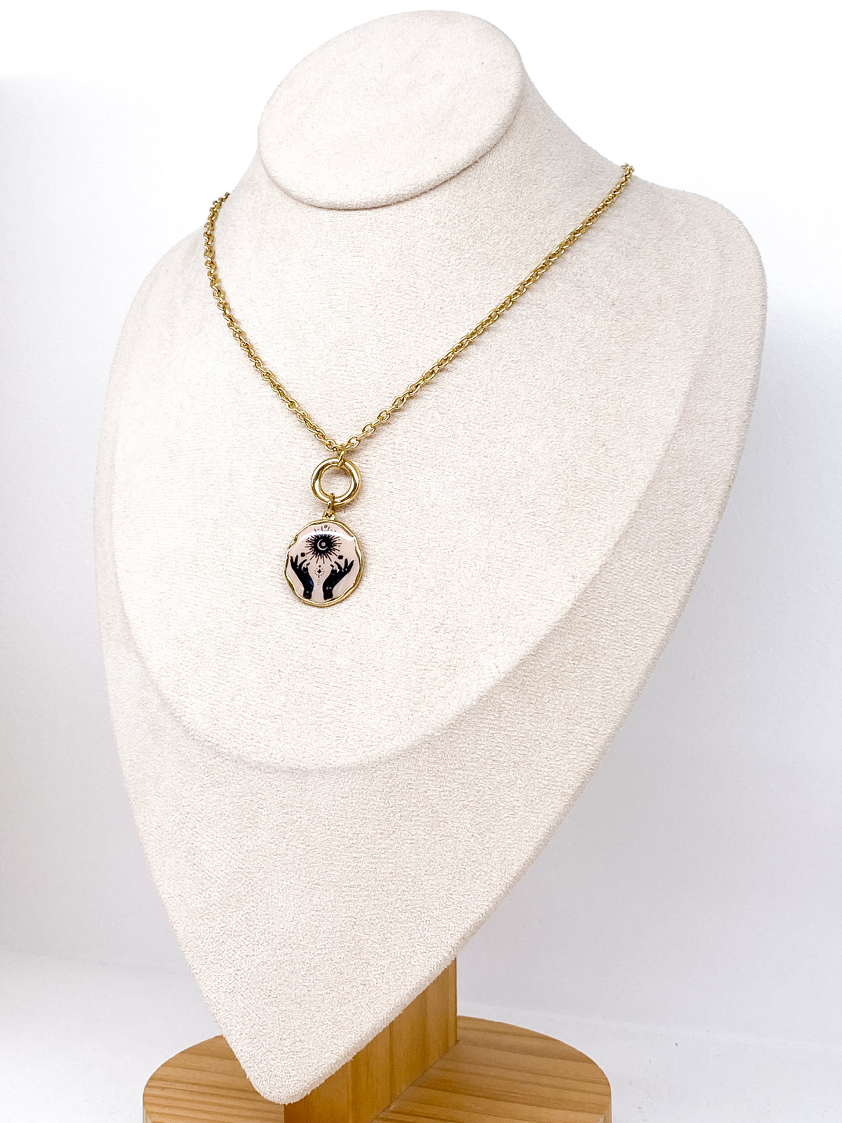 Collier doré sur chaîne épaisse avec médaillon émaillé coloré