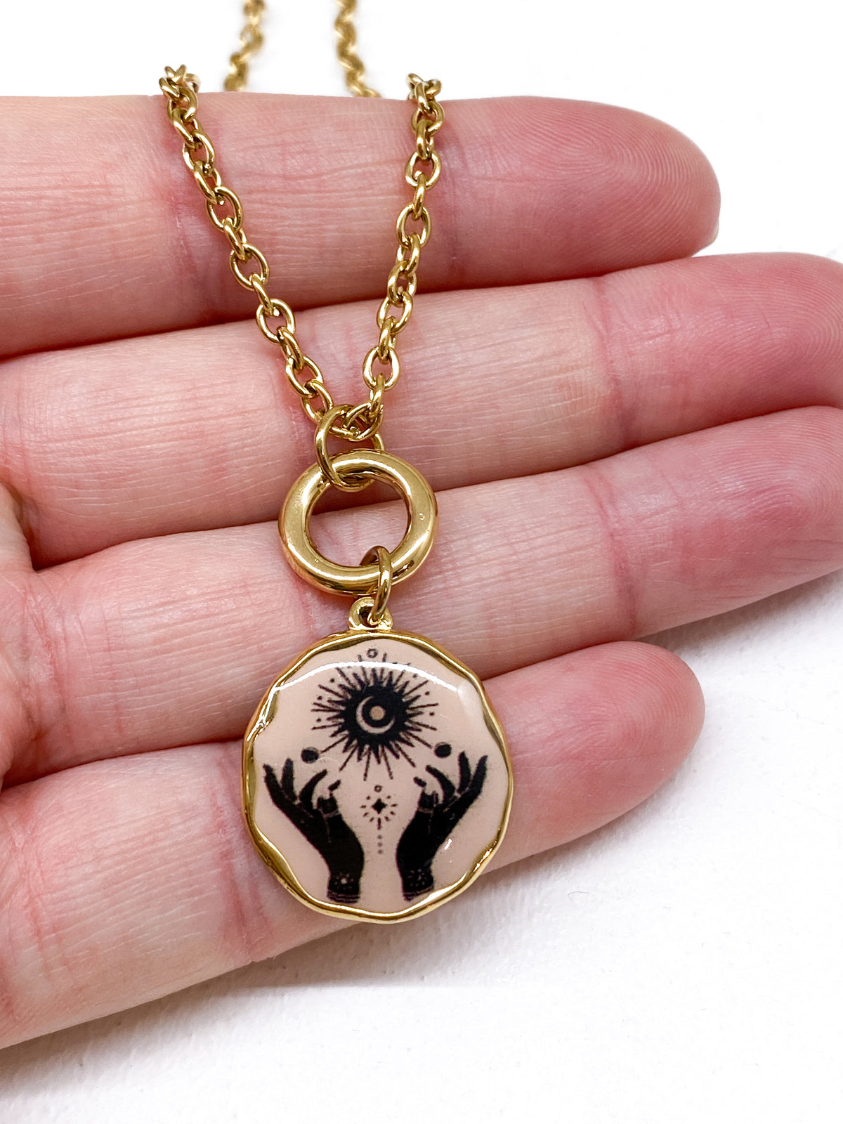 Collier doré sur chaîne épaisse avec médaillon émaillé coloré