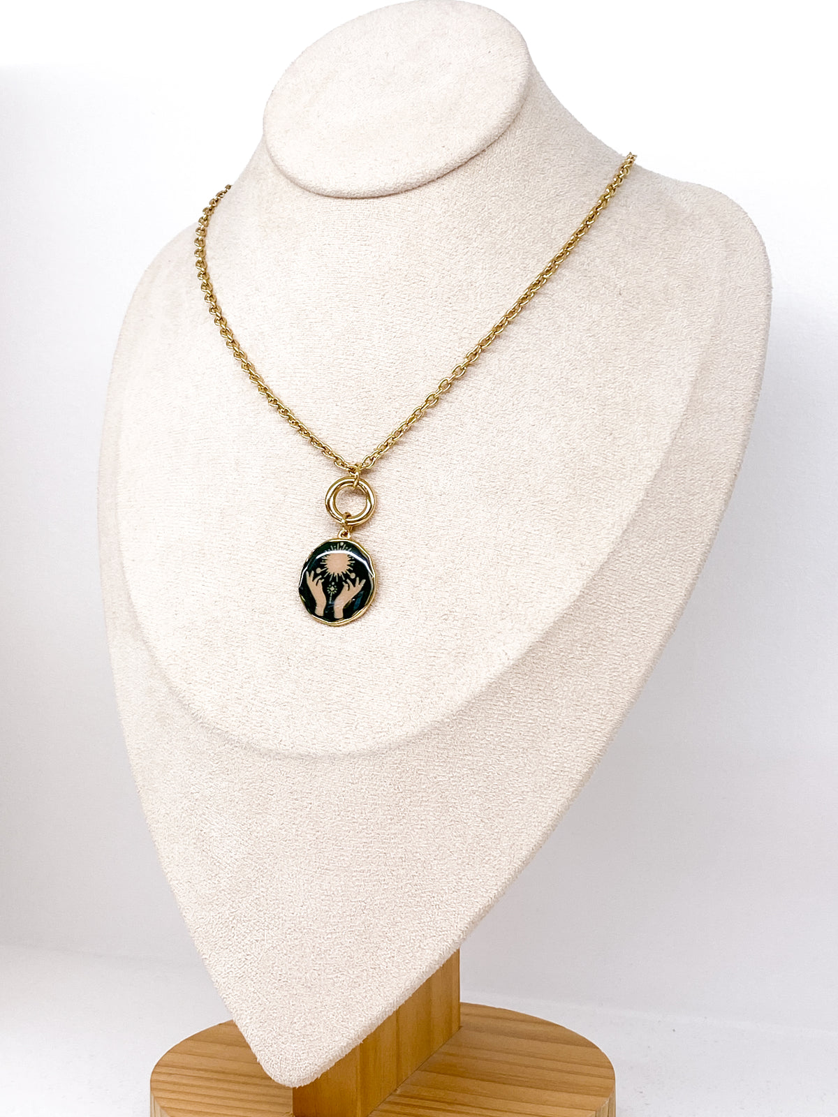 Collier doré sur chaîne épaisse avec médaillon émaillé coloré