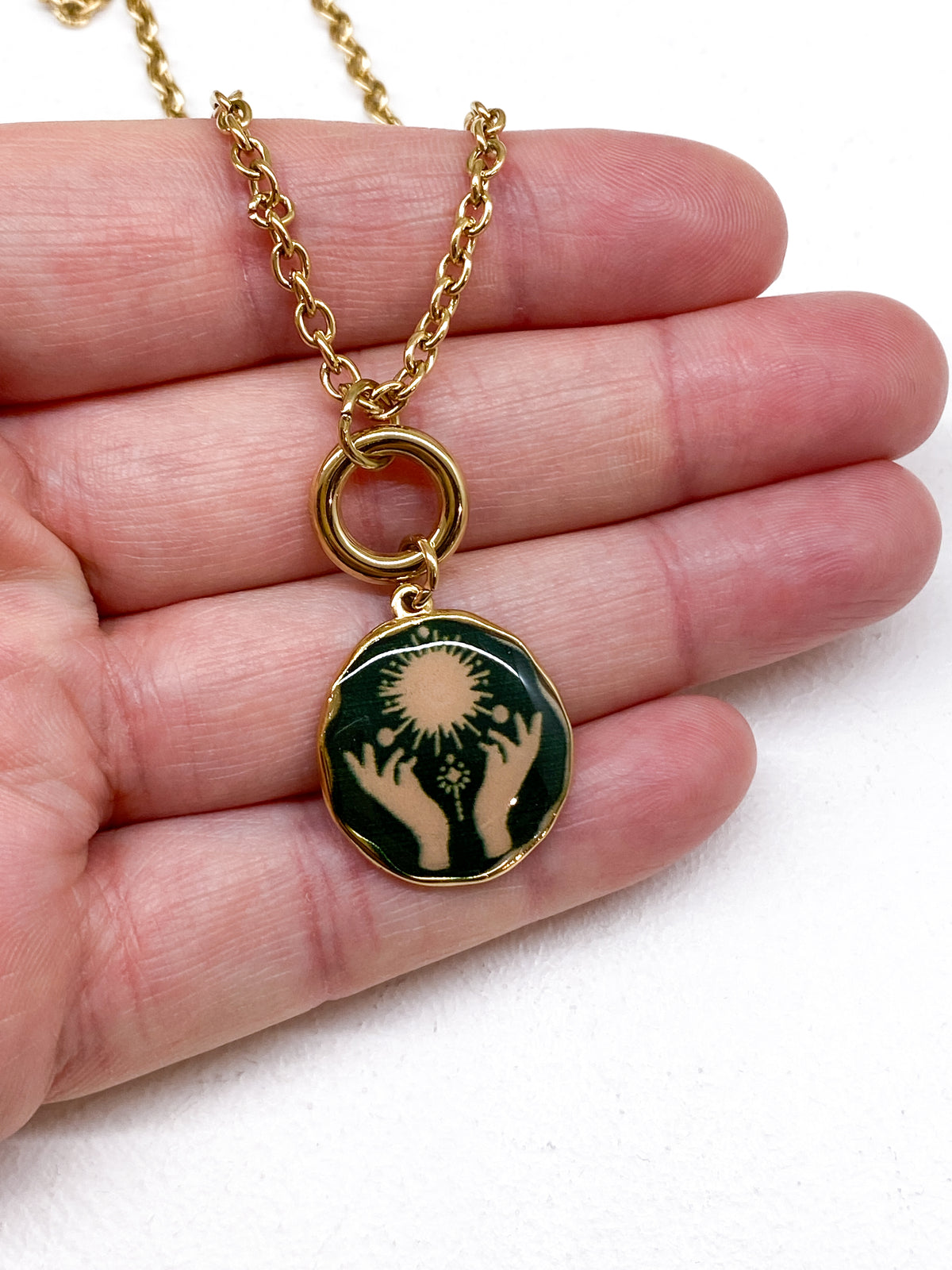 Collier doré sur chaîne épaisse avec médaillon émaillé coloré