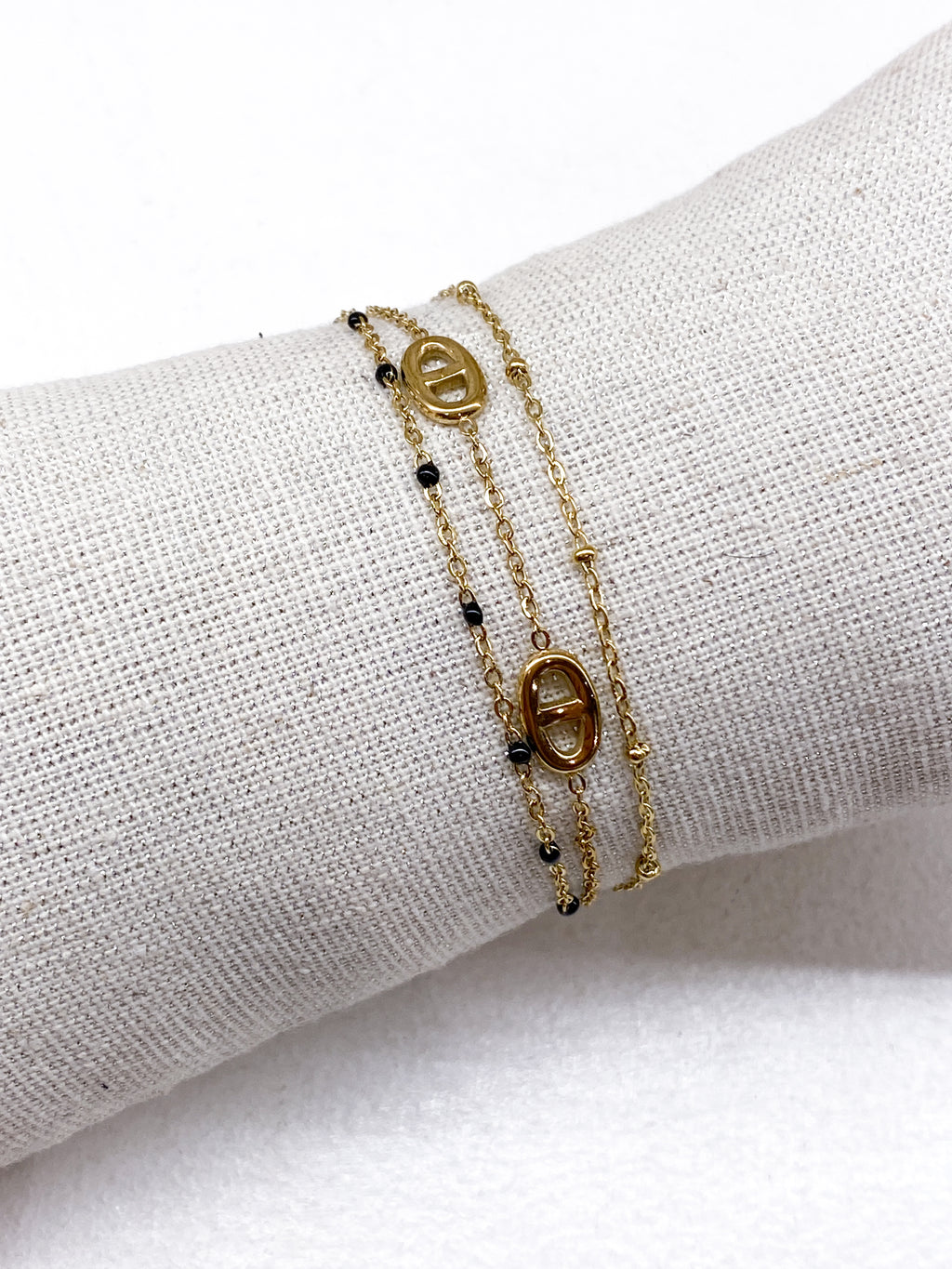 Bracelet fin doré multi-rangs à maillons et perles