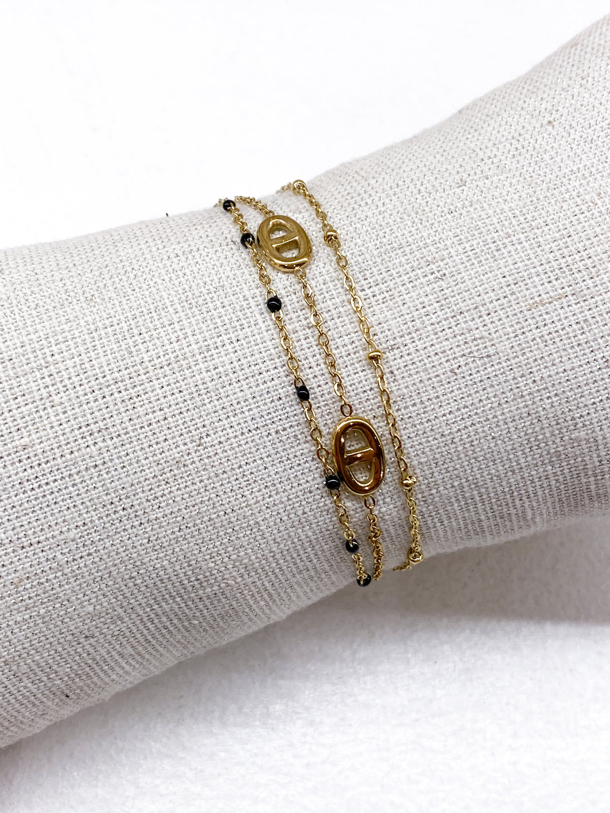 Bracelet fin doré multi-rangs à maillons et perles