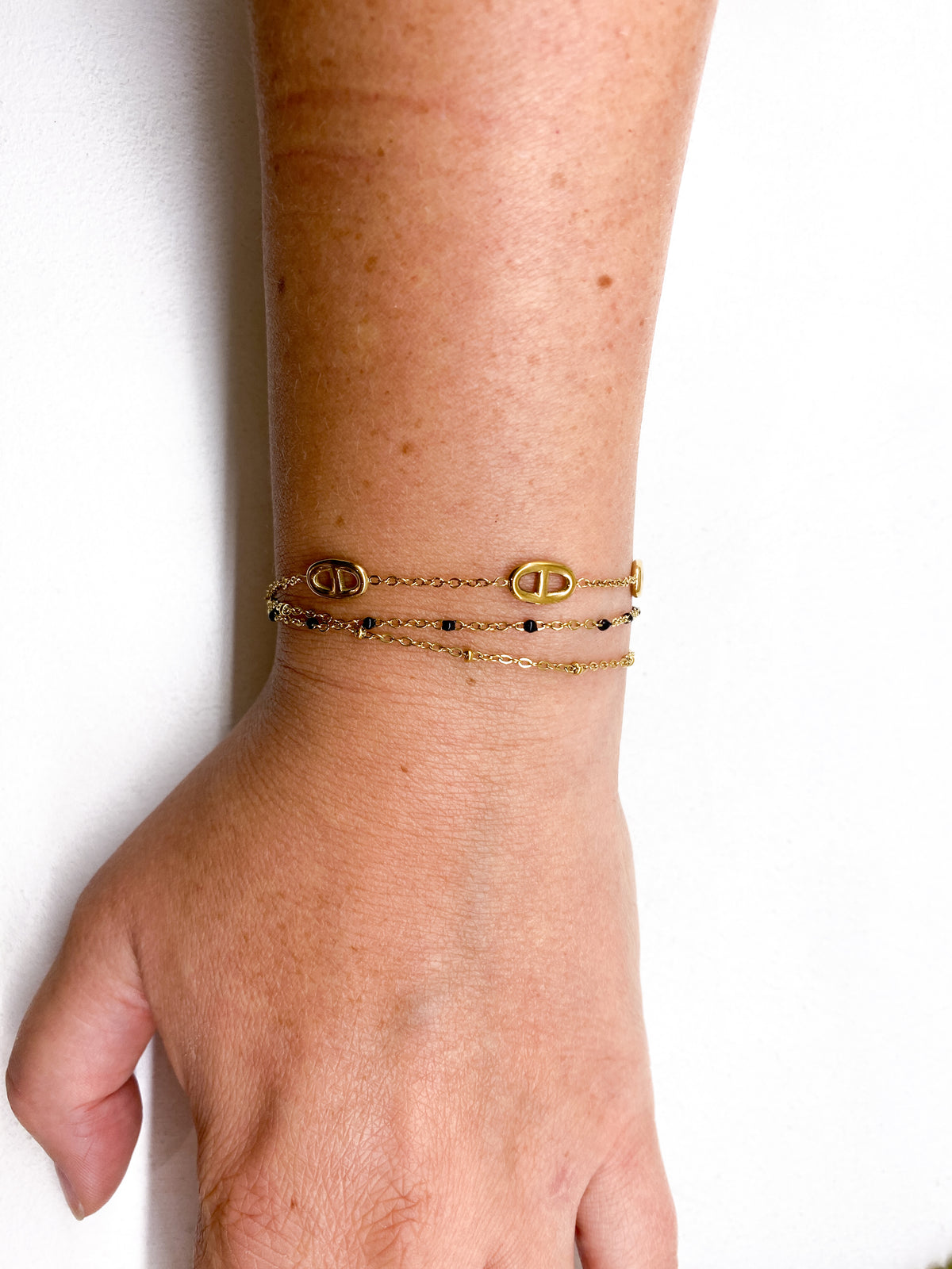 Bracelet fin doré multi-rangs à maillons et perles