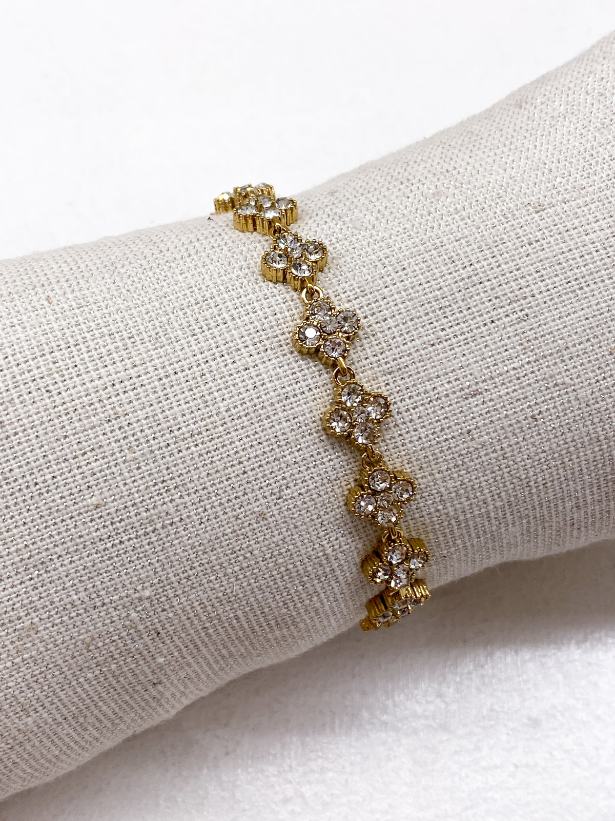 Bracelet doré avec trèfles à strass colorés