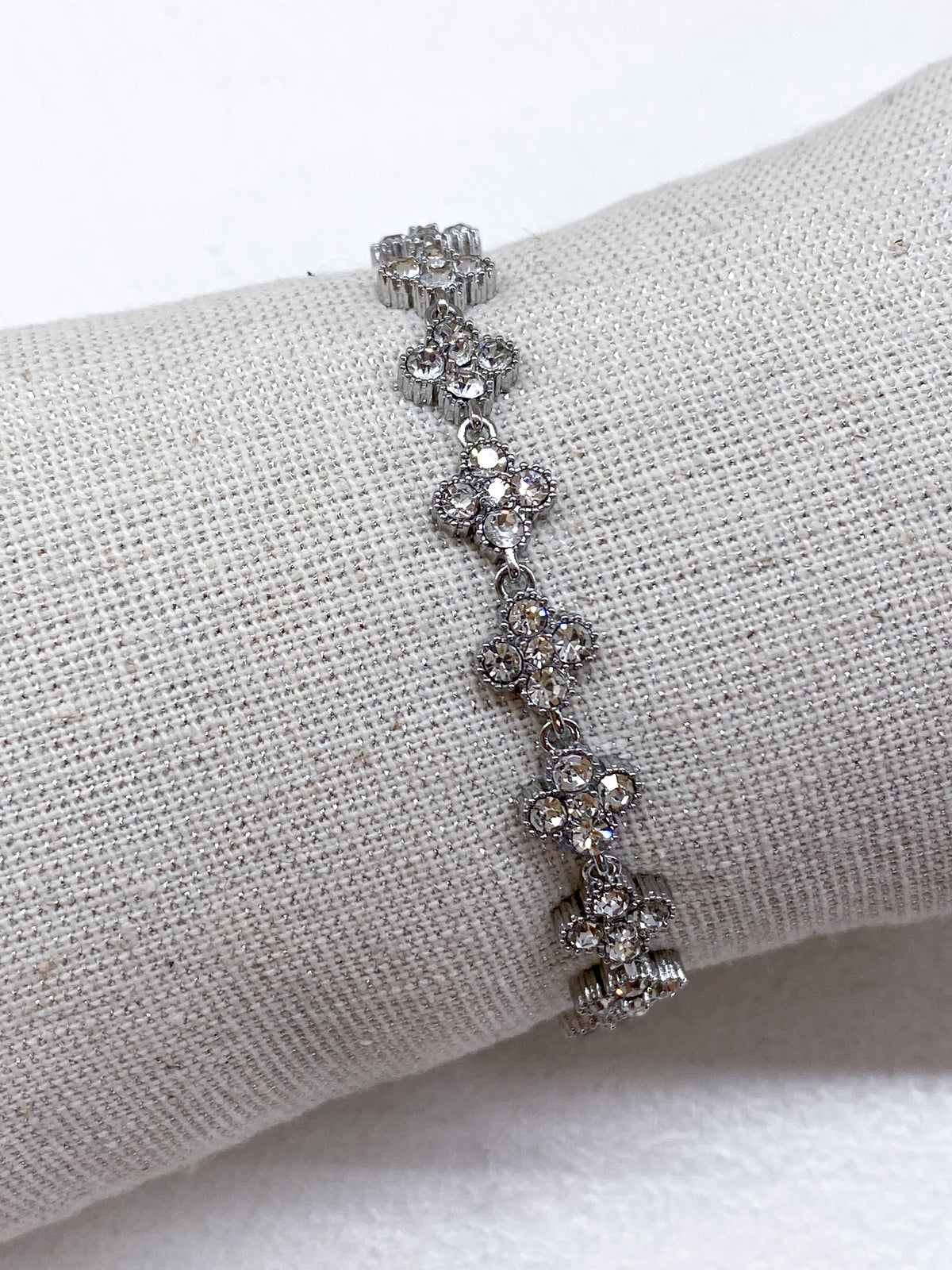 Bracelet doré avec trèfles à strass colorés