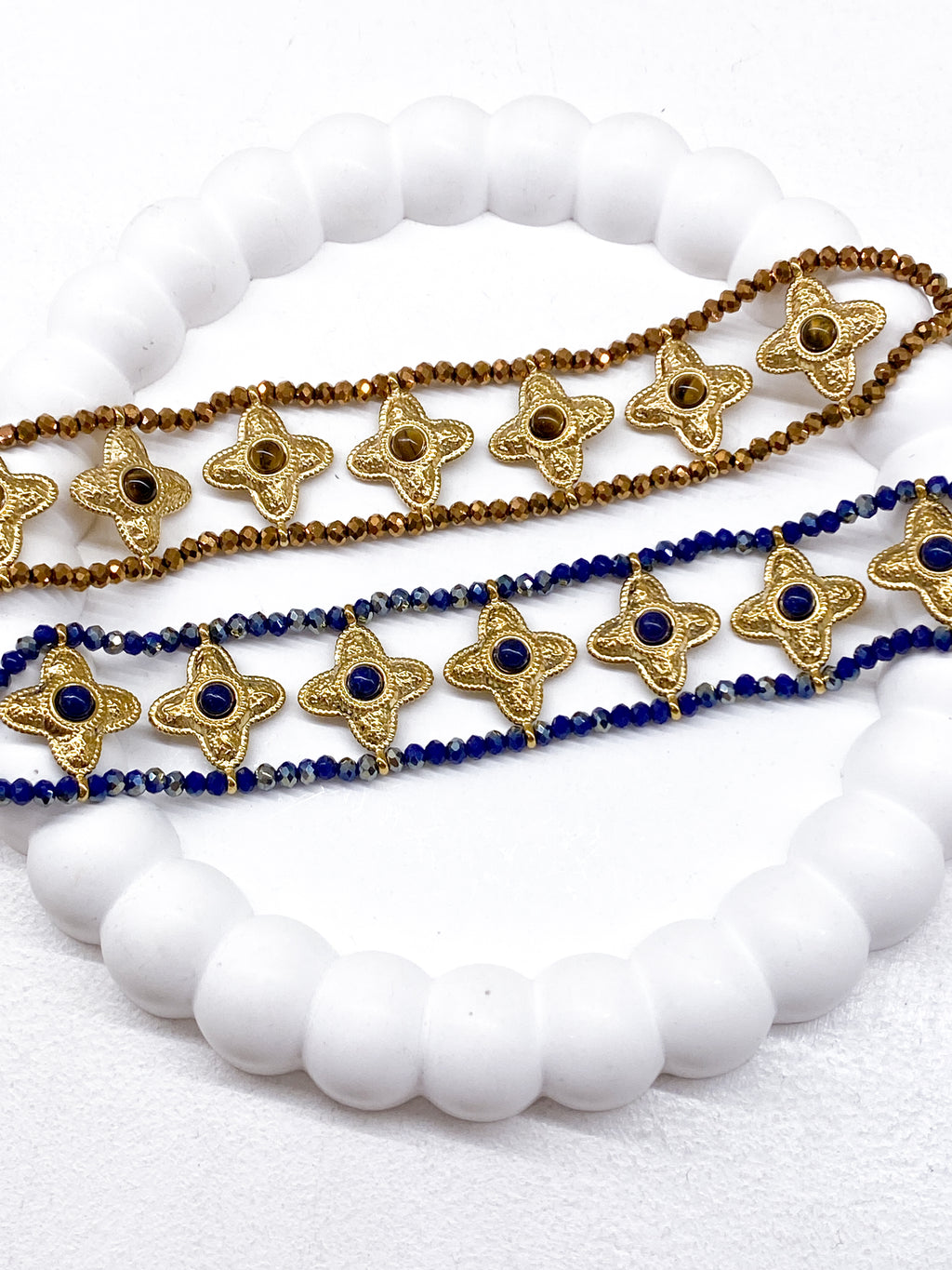 Bracelet manchette trèfles en pierres naturelles et acier doré