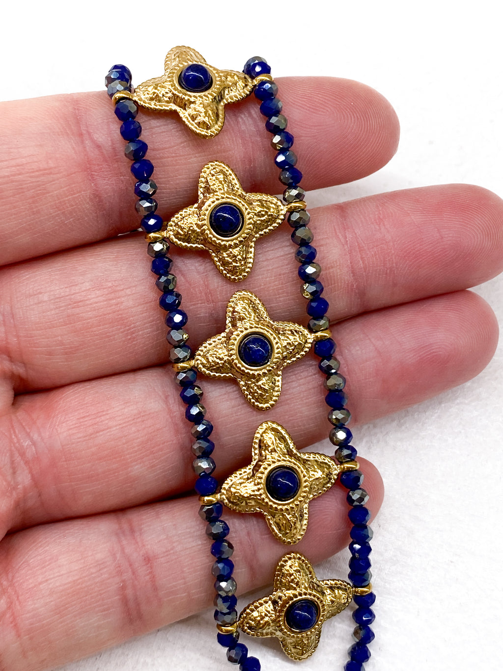 Bracelet manchette trèfles en pierres naturelles et acier doré