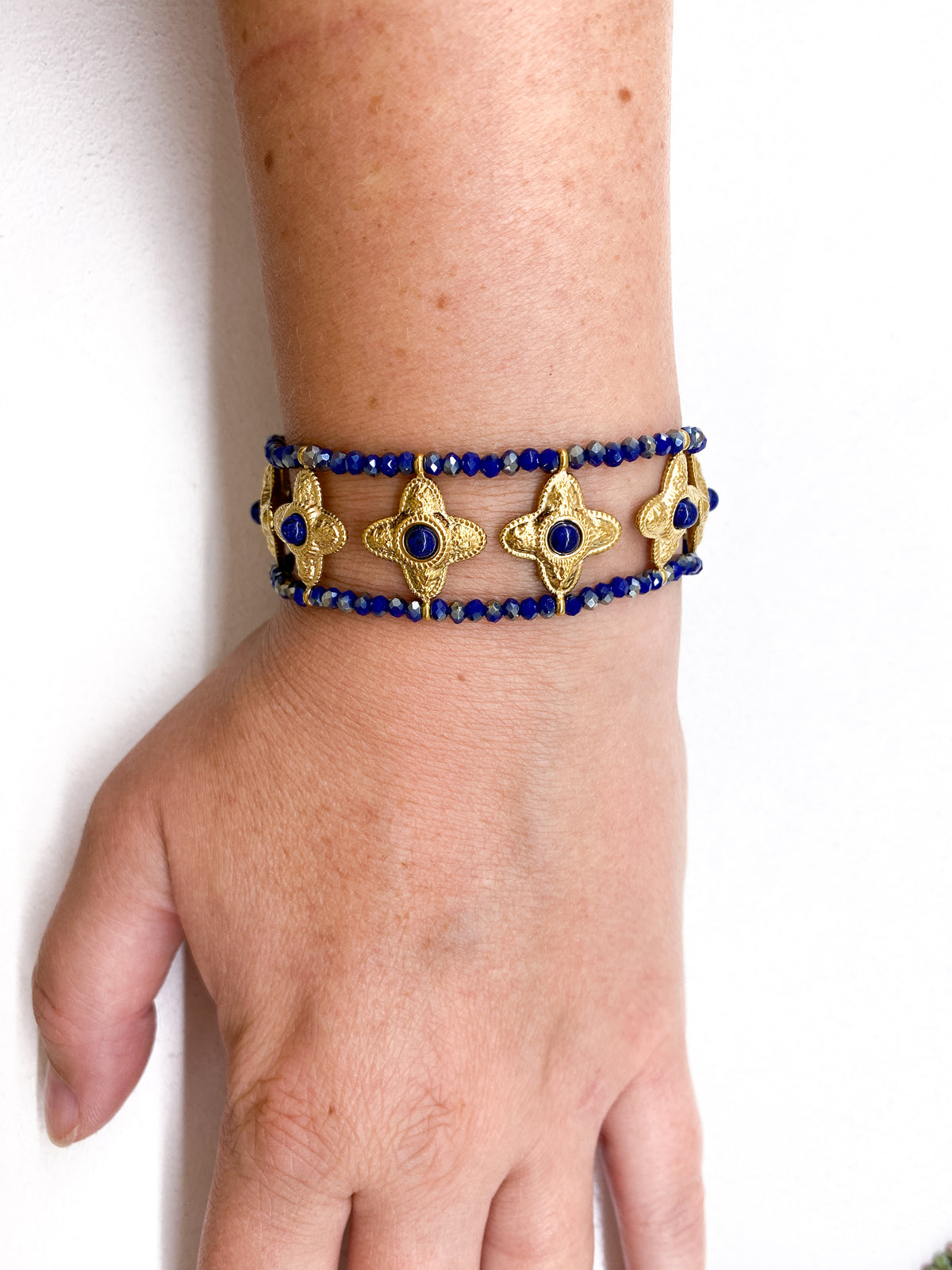 Bracelet manchette trèfles en pierres naturelles et acier doré