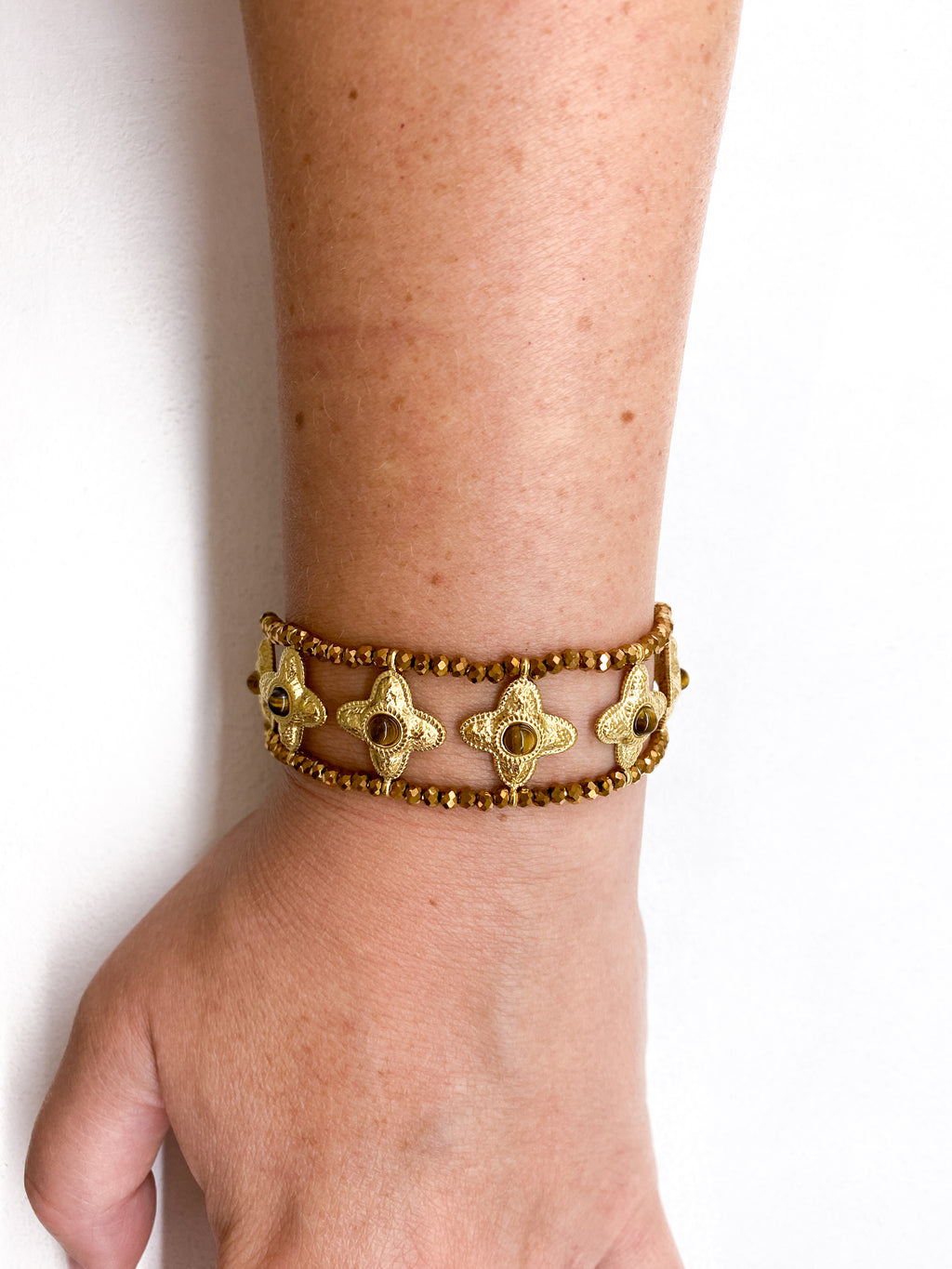 Bracelet manchette trèfles en pierres naturelles et acier doré