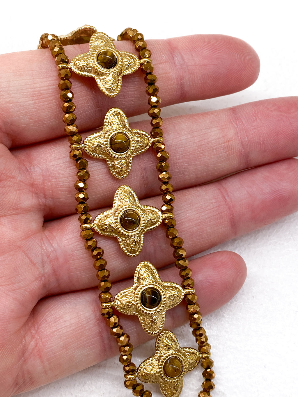 Bracelet manchette trèfles en pierres naturelles et acier doré