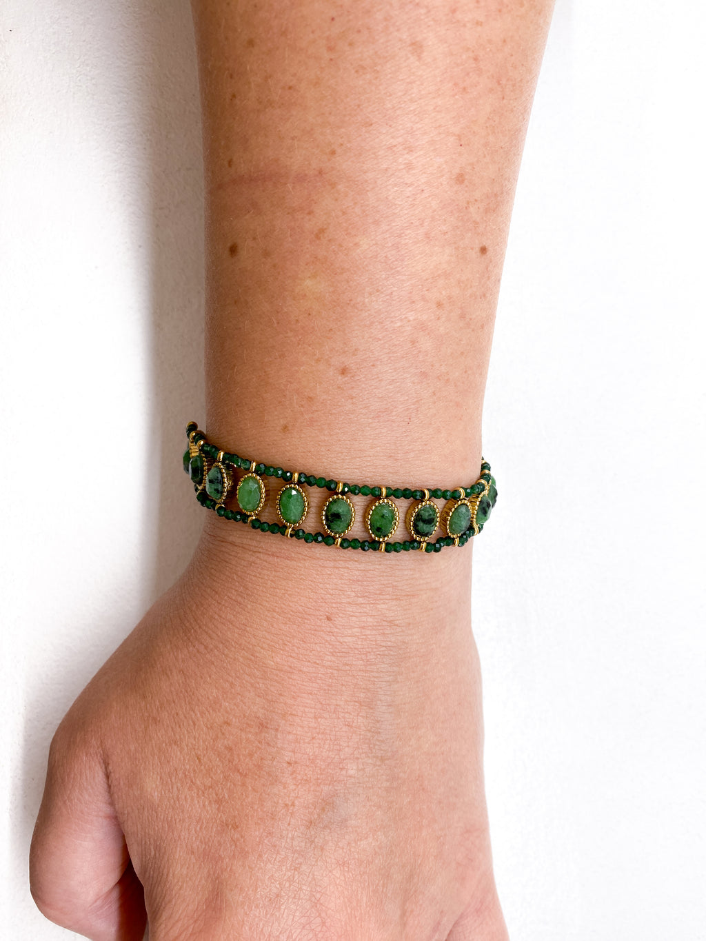 Bracelet manchette style florentin en pierres naturelles et acier doré
