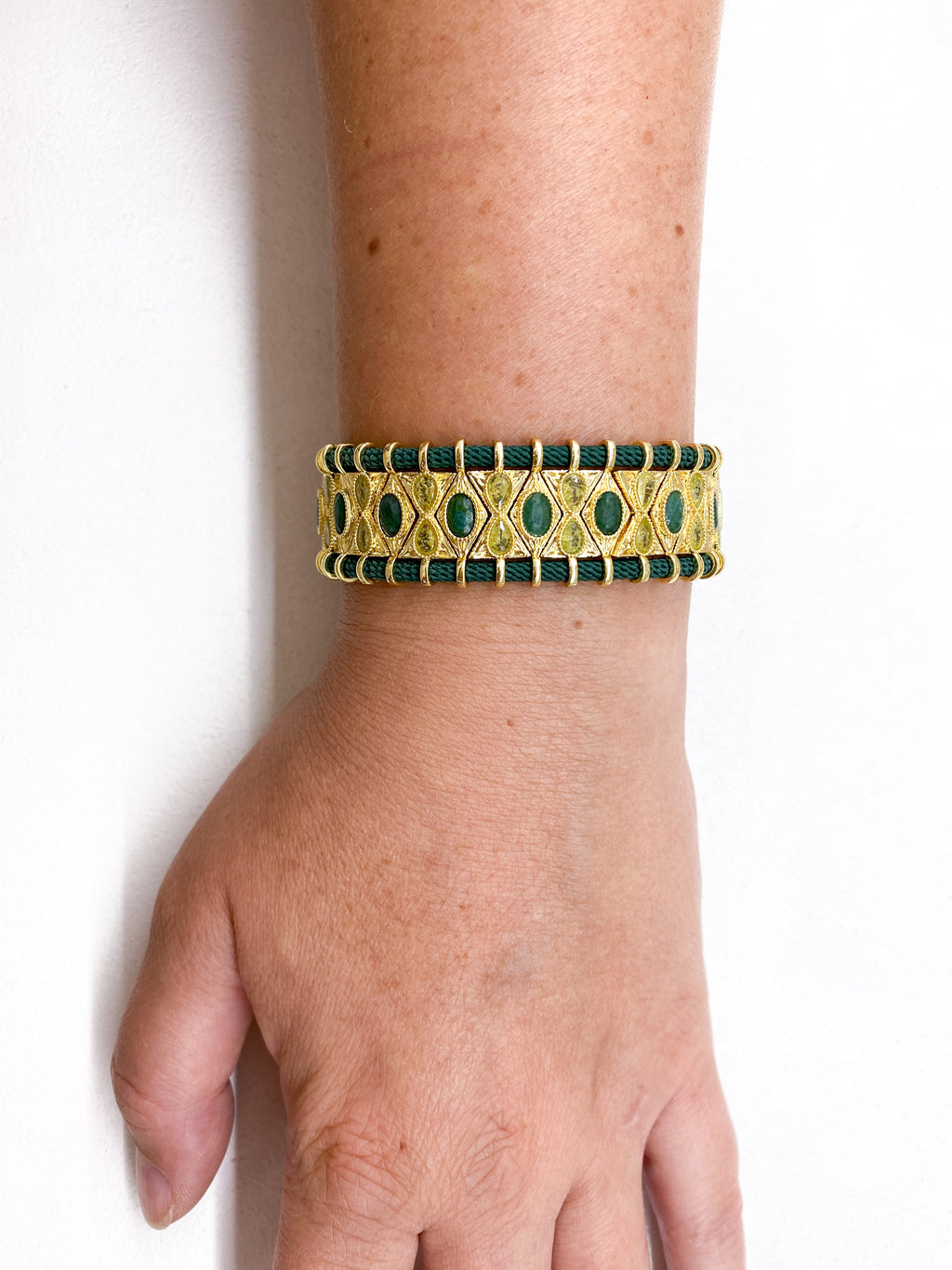 Bracelet manchette vert avec pierres naturelles et zircons