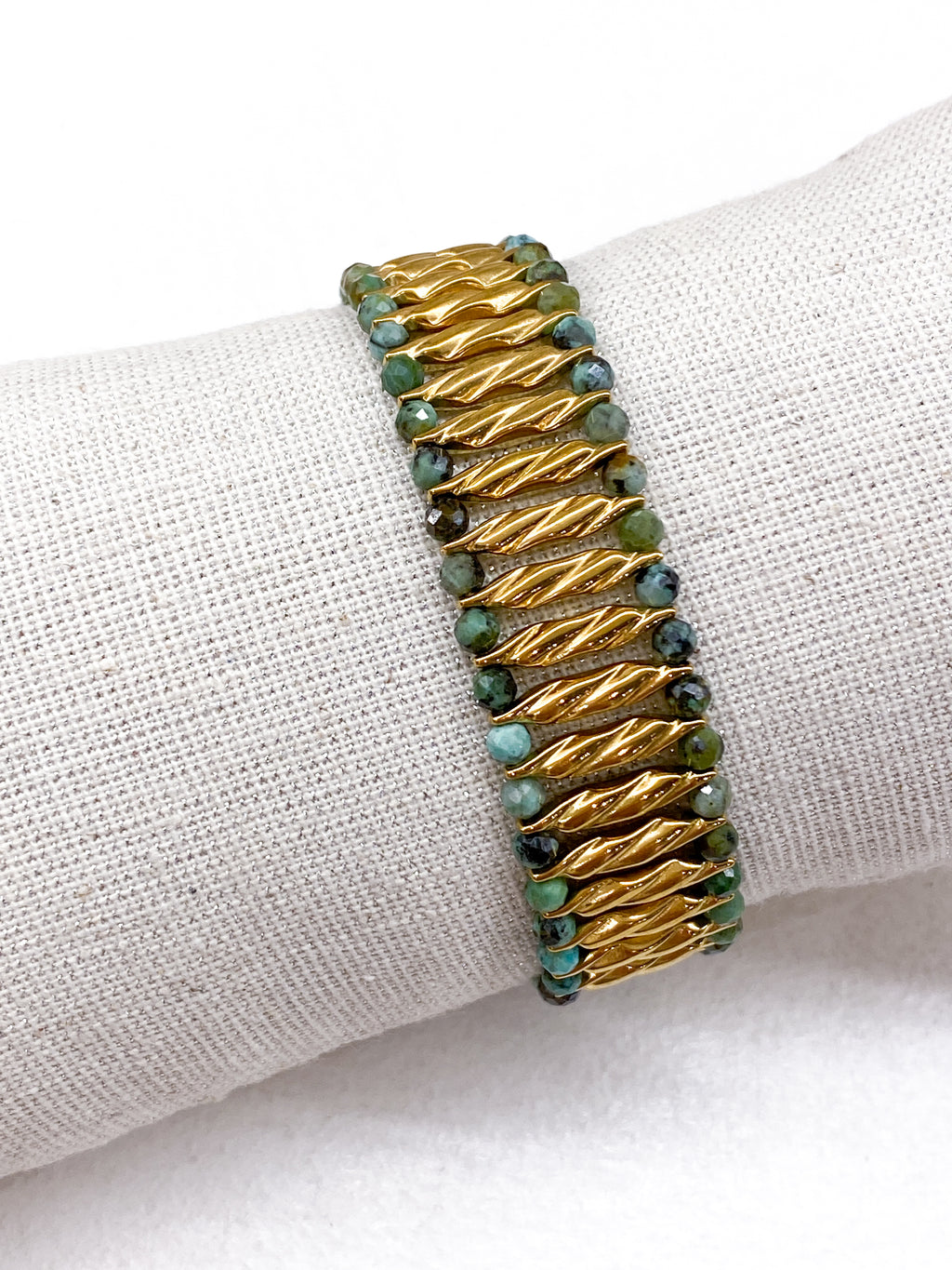 Bracelet manchette doré en turquoise africaine