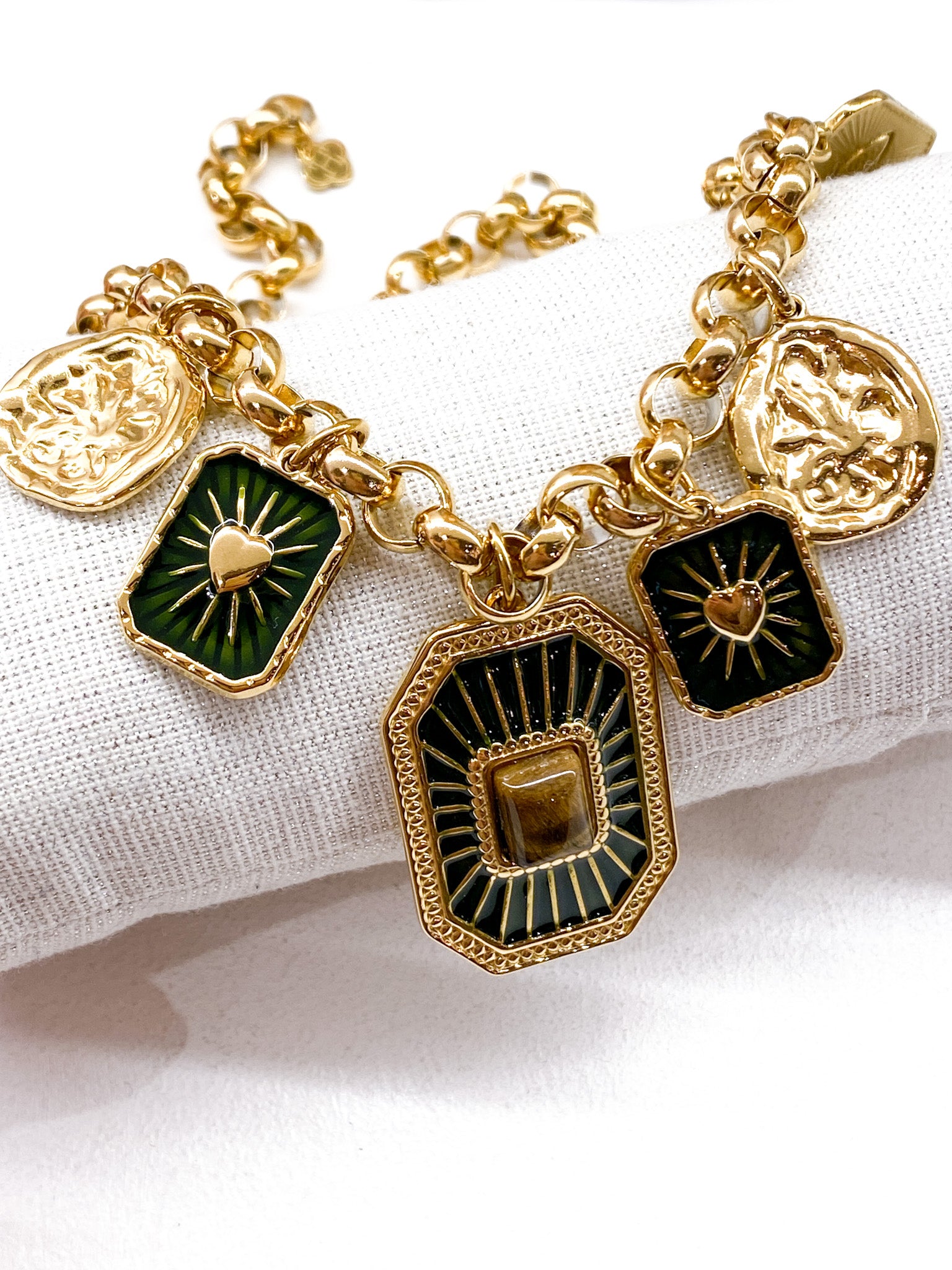 Collier XXL femme à grosse chaîne dorée et pendentifs