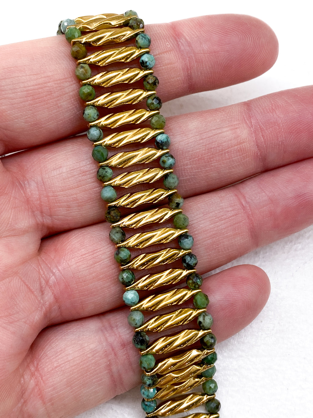 Bracelet manchette doré en turquoise africaine