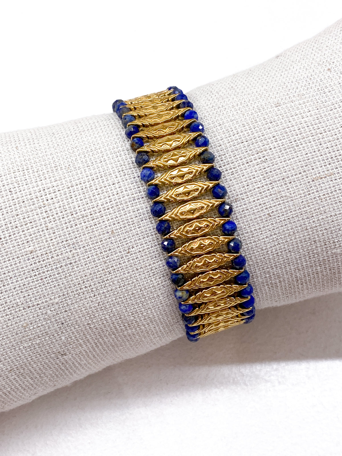 Bracelet manchette losanges dorés avec lapis-lazuli