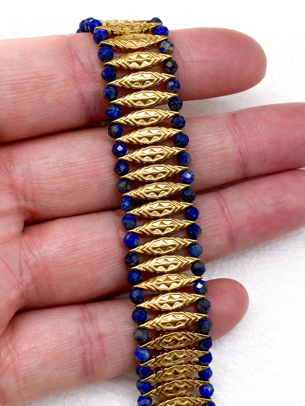 Bracelet manchette losanges dorés avec lapis-lazuli