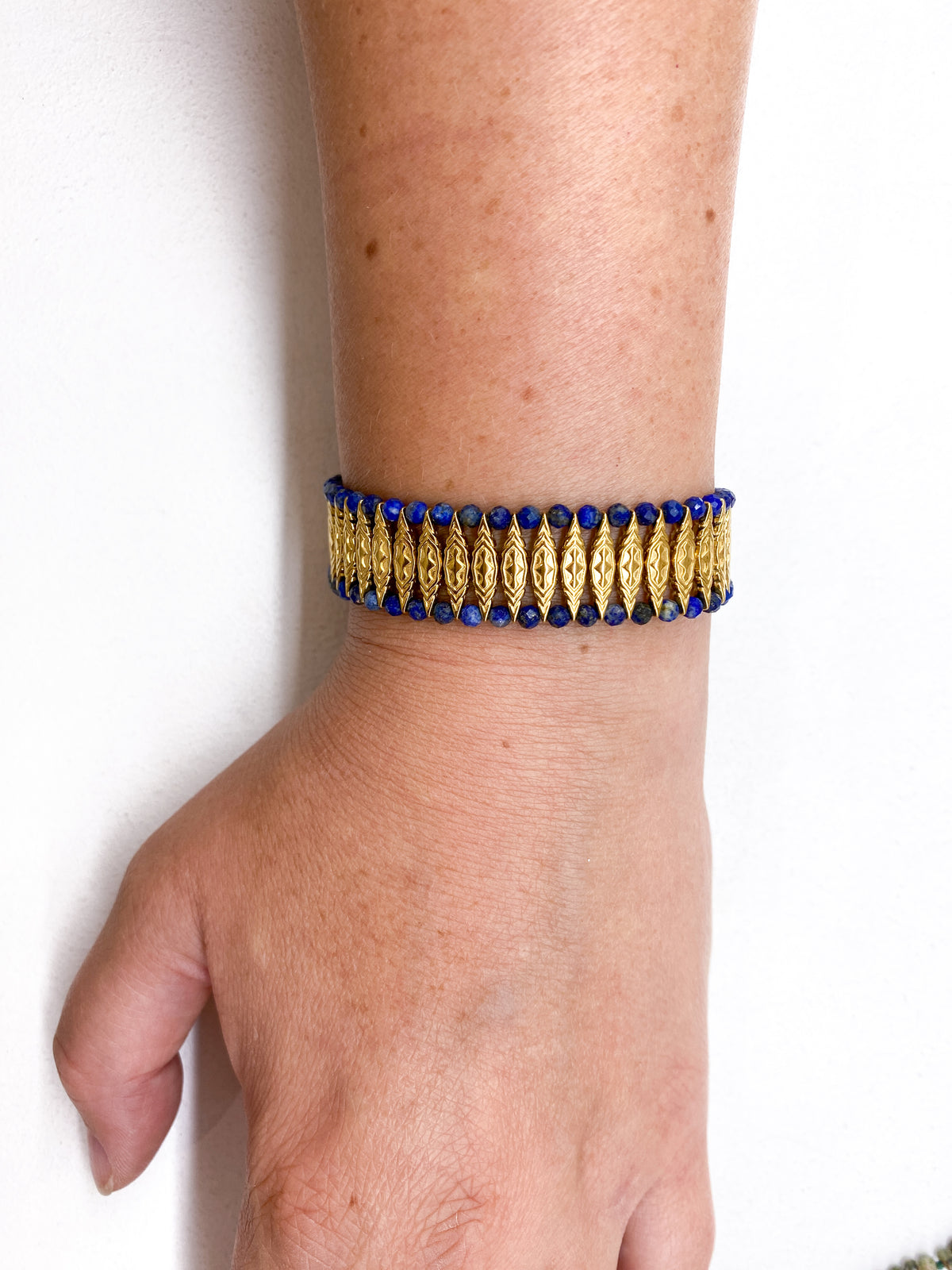 Bracelet manchette losanges dorés avec lapis-lazuli