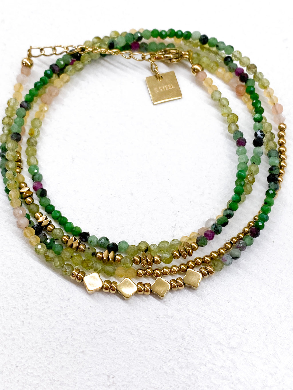 Bracelet à 4 rangs avec détails géométriques en acier inoxydable doré