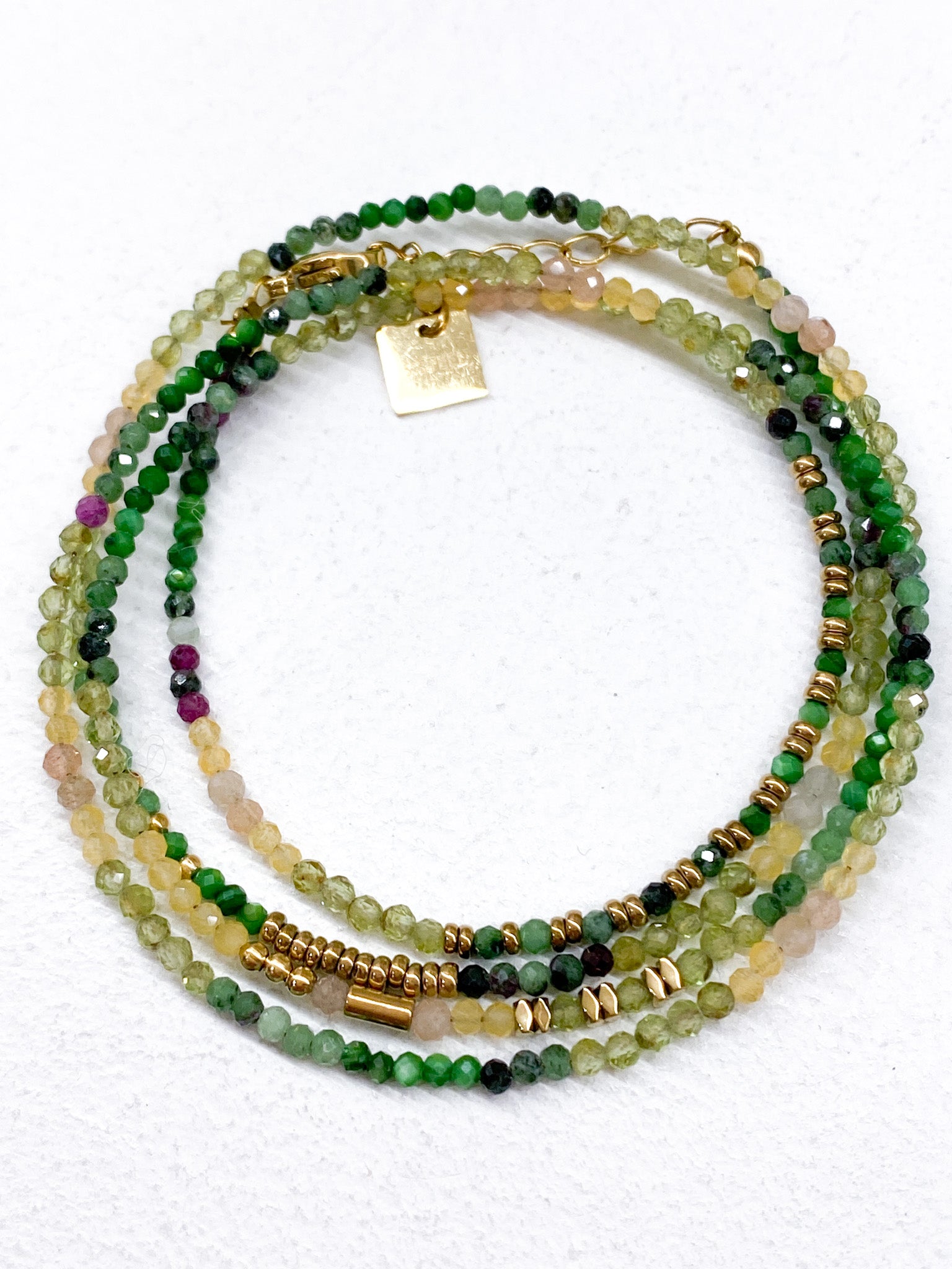 Bracelet minimaliste doré à quatre rangs en plusieurs couleurs