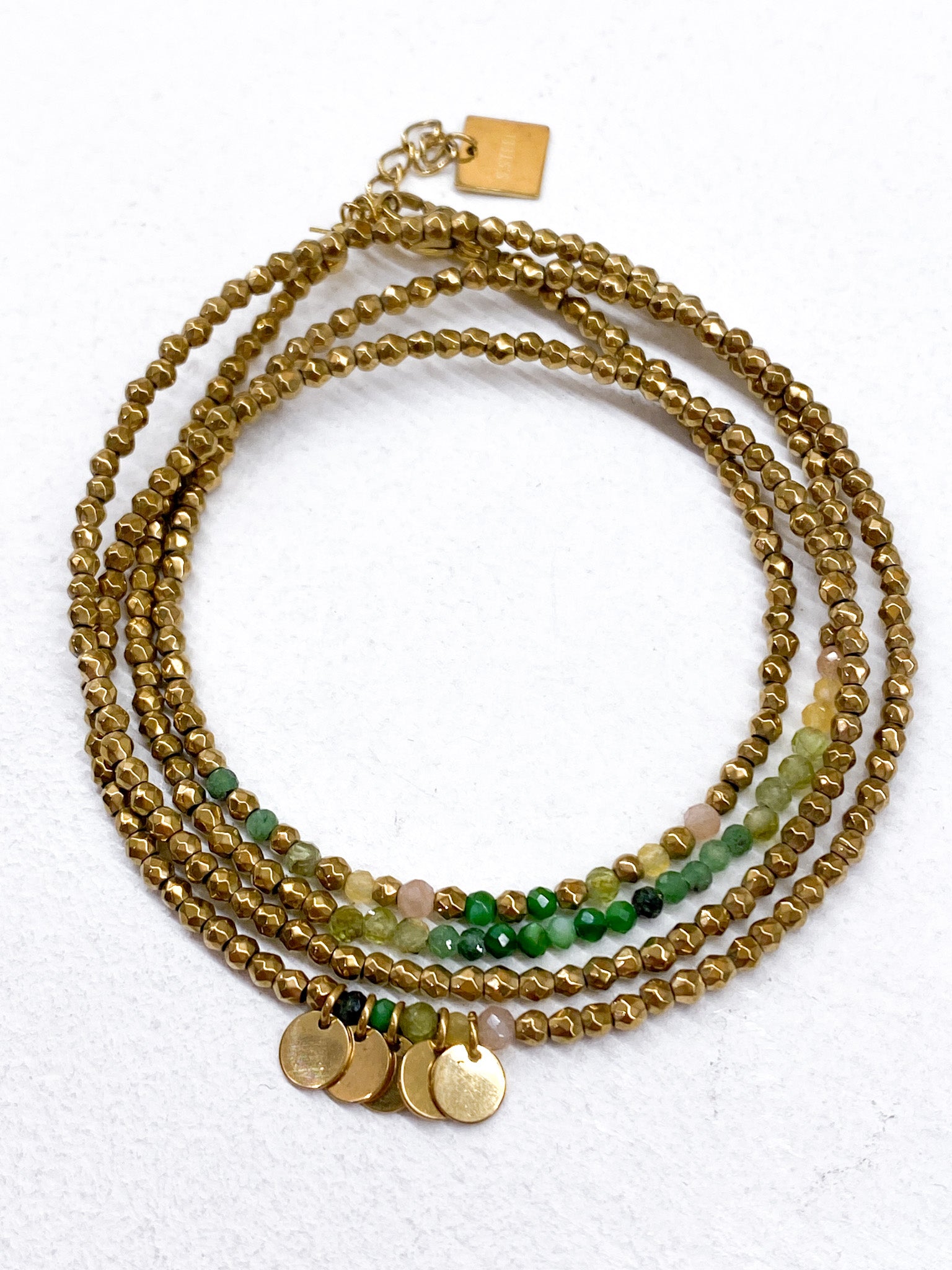 Bracelet doré multi-rangs avec pampilles et pierres naturelles discrètes