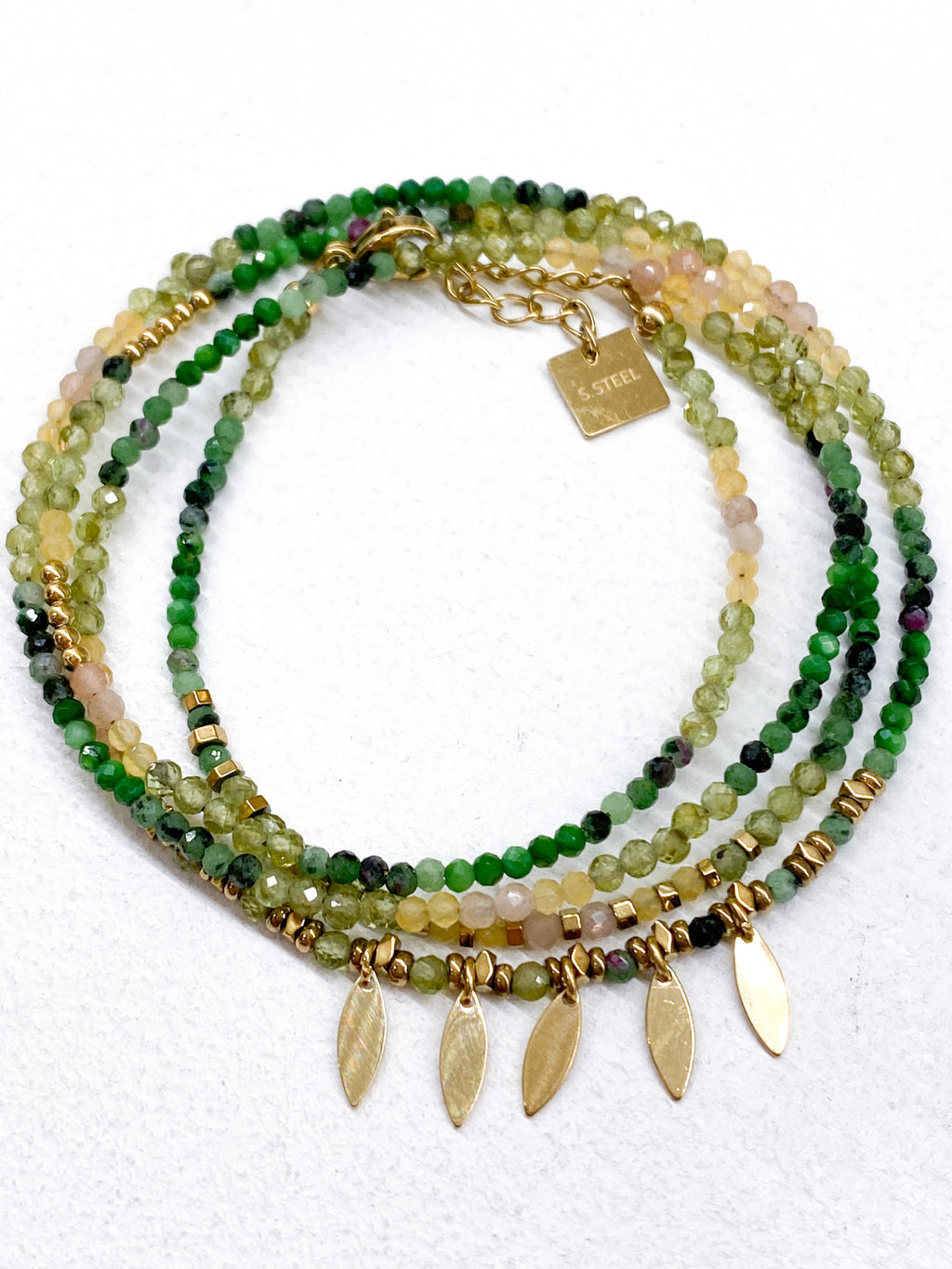 Bracelet multi-tour à pendentifs feuilles dorées et pierres naturelles