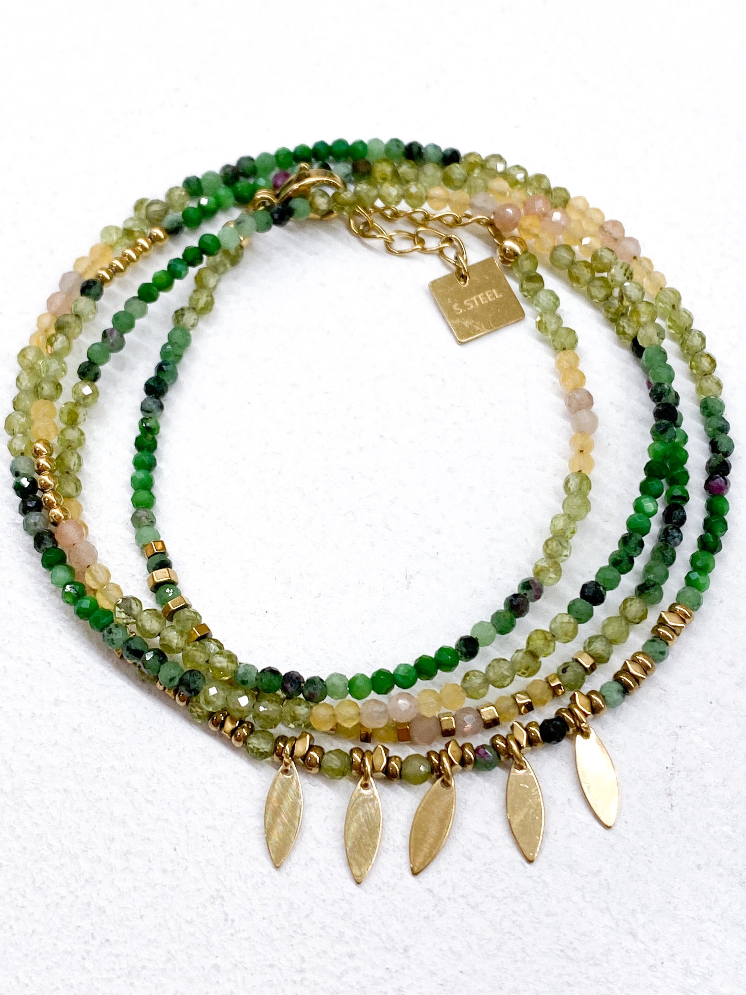 Bracelet multi-tour à pendentifs feuilles dorées et pierres naturelles