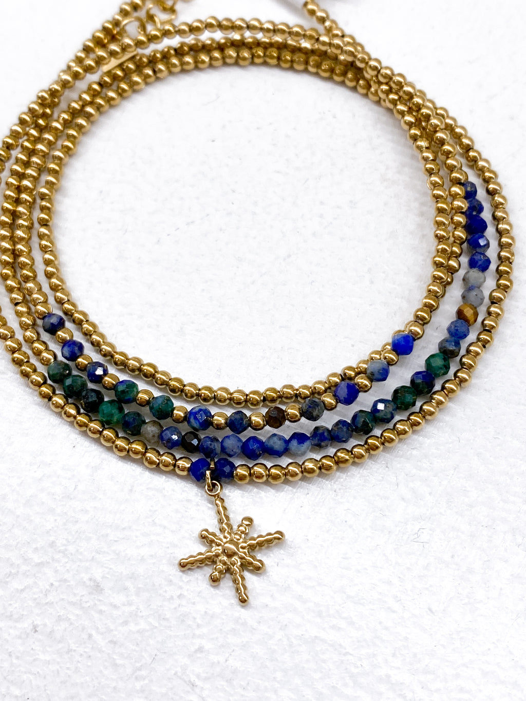 Bracelet étoile dorée et perles à 4 tours en plusieurs couleurs