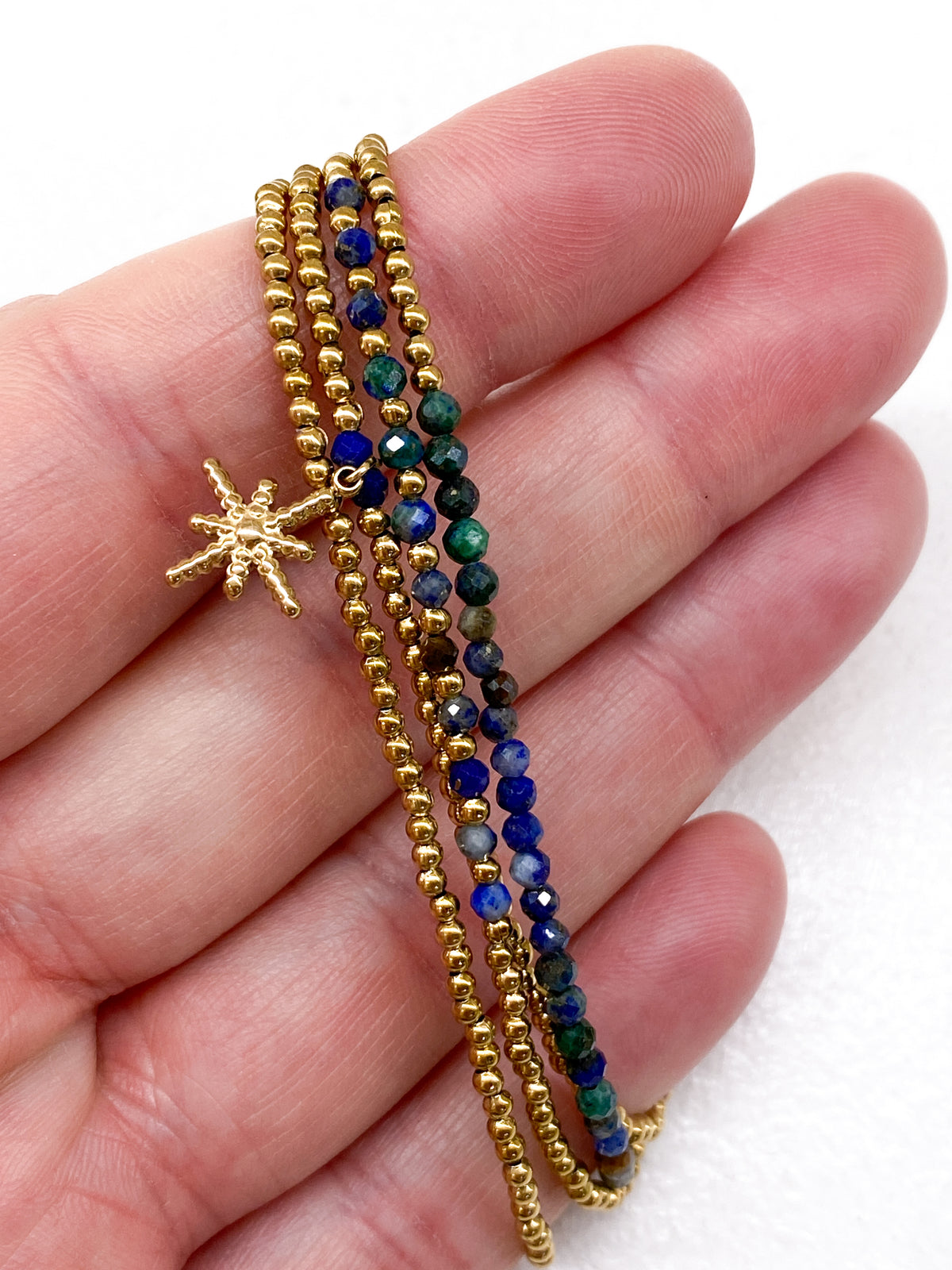 Bracelet étoile dorée et perles à 4 tours en plusieurs couleurs