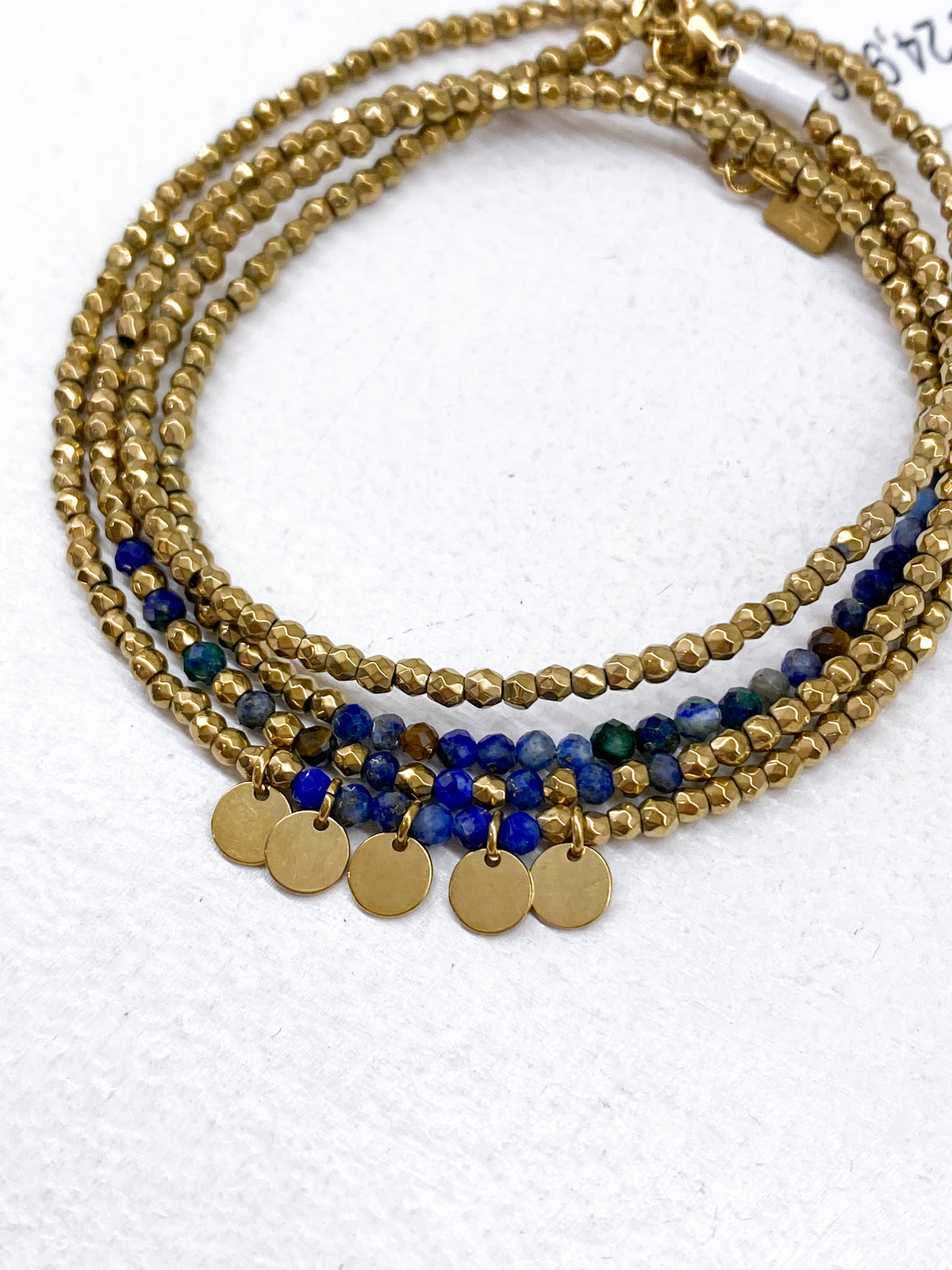 Bracelet doré multi-rangs avec pampilles et pierres naturelles discrètes