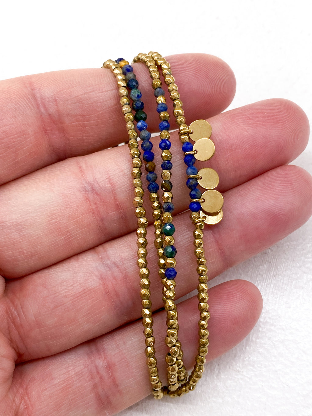 Bracelet doré multi-rangs avec pampilles et pierres naturelles discrètes