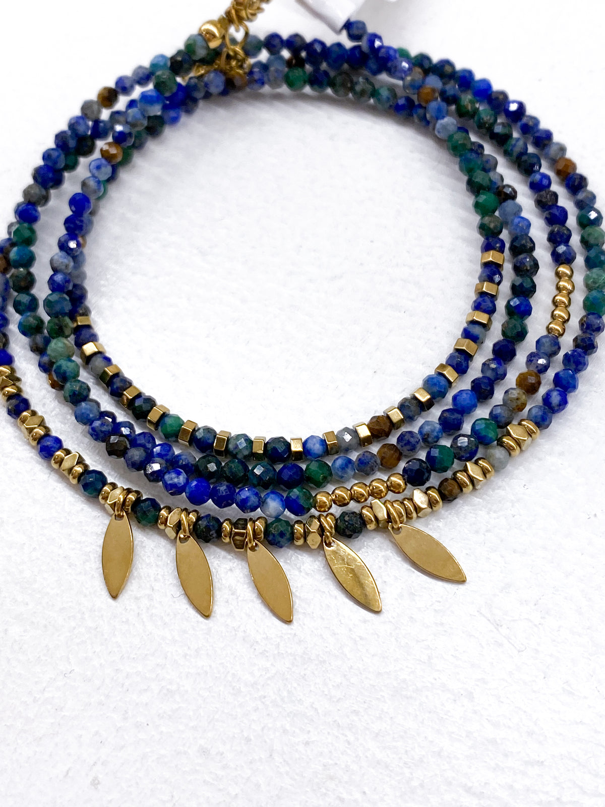 Bracelet multi-tour à pendentifs feuilles dorées et pierres naturelles
