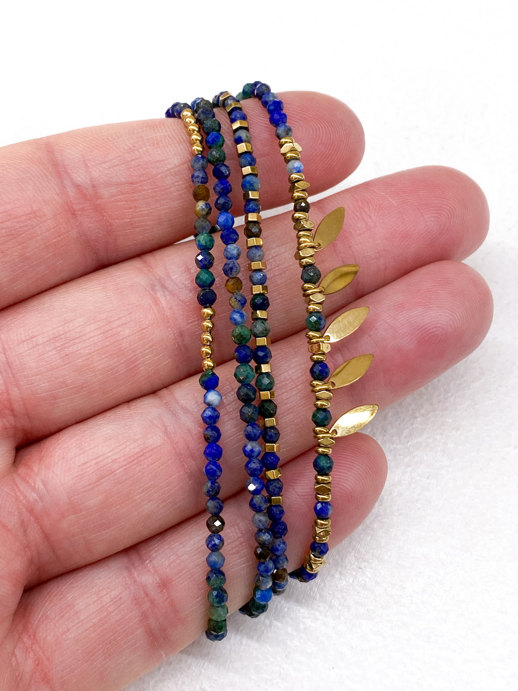 Bracelet multi-tour à pendentifs feuilles dorées et pierres naturelles