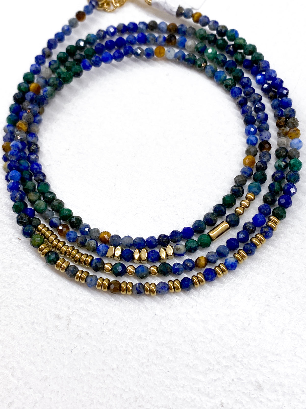 Bracelet minimaliste doré à quatre rangs en plusieurs couleurs