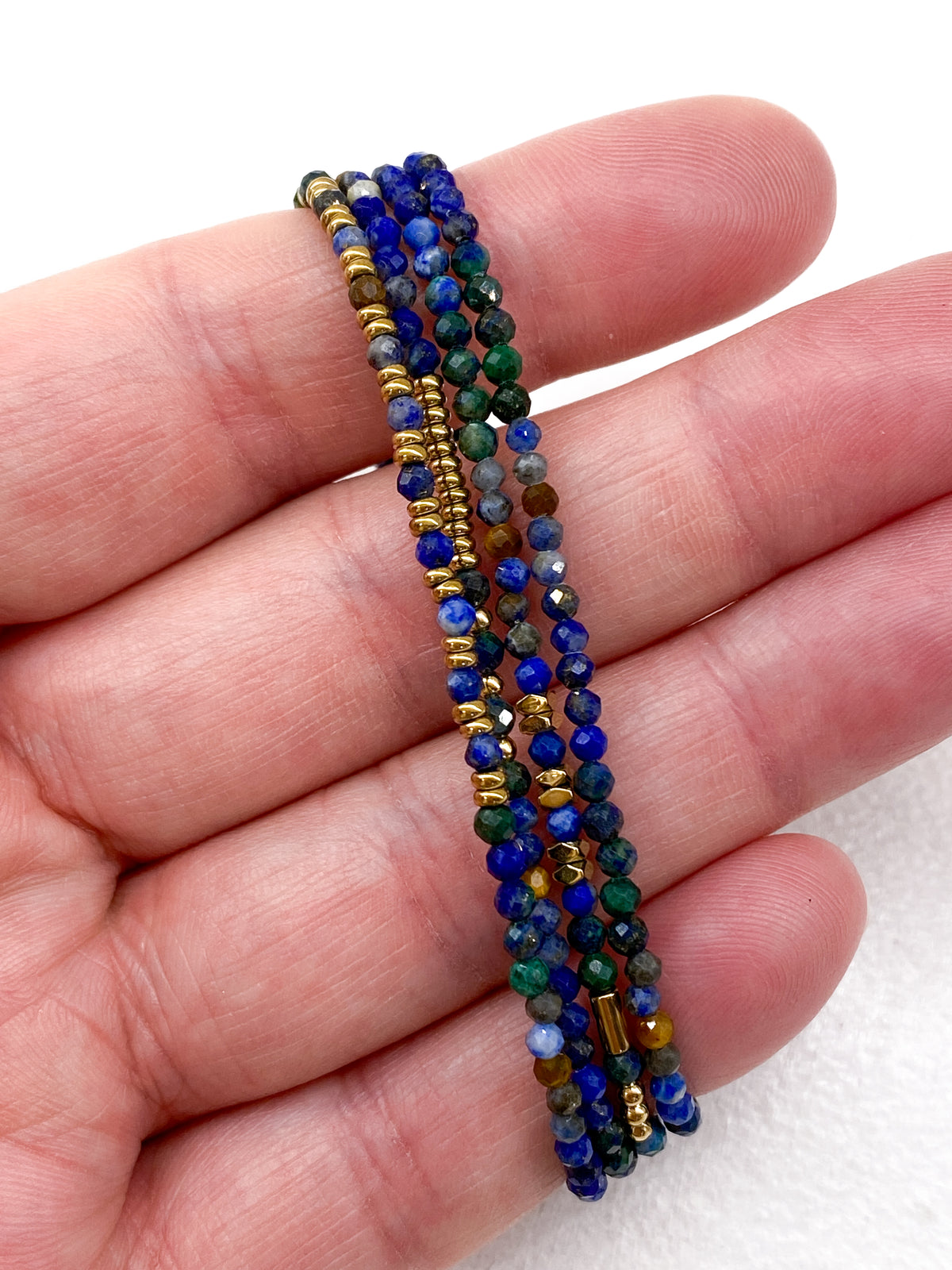 Bracelet minimaliste doré à quatre rangs en plusieurs couleurs