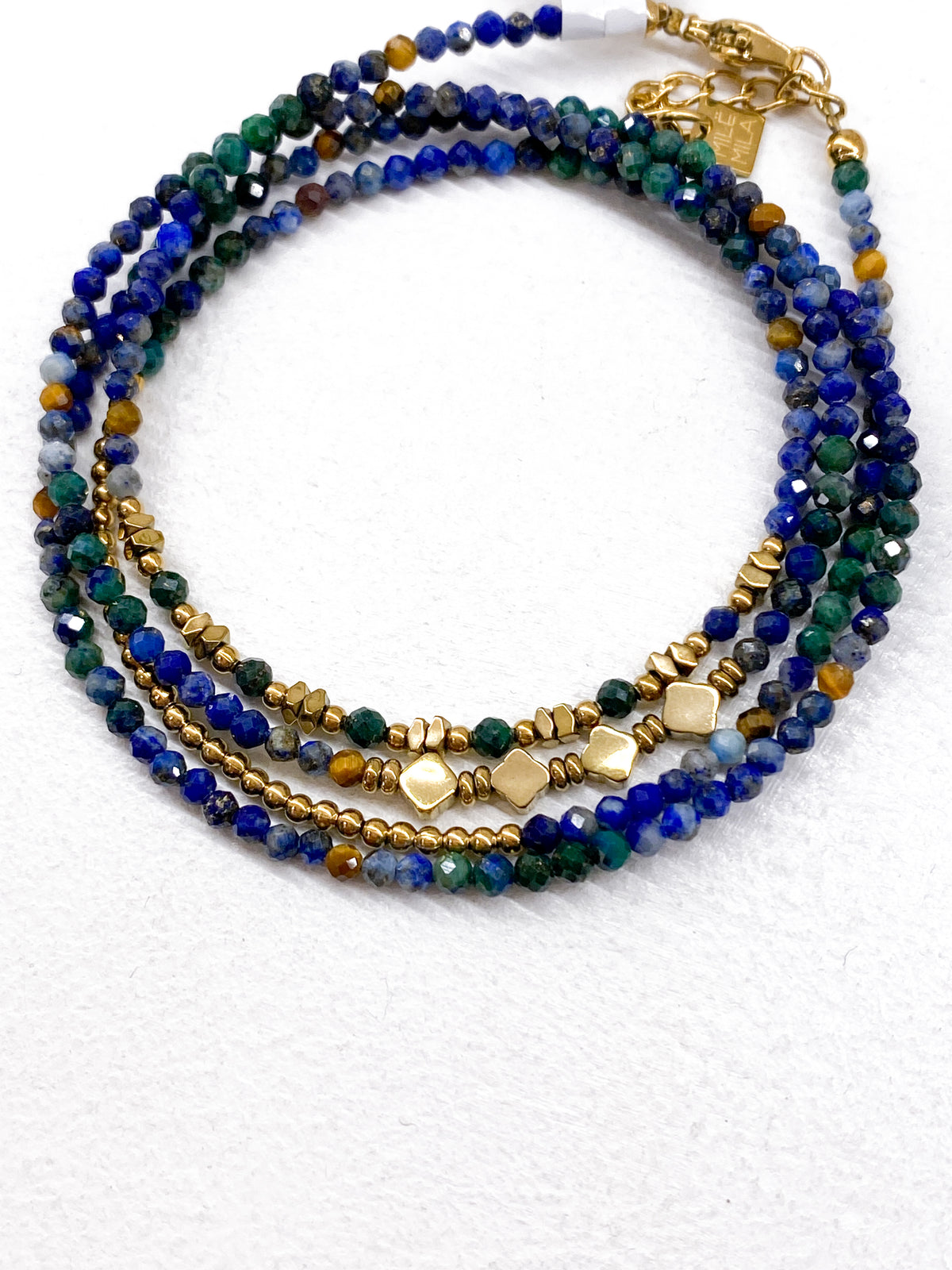 Bracelet à 4 rangs avec détails géométriques en acier inoxydable doré