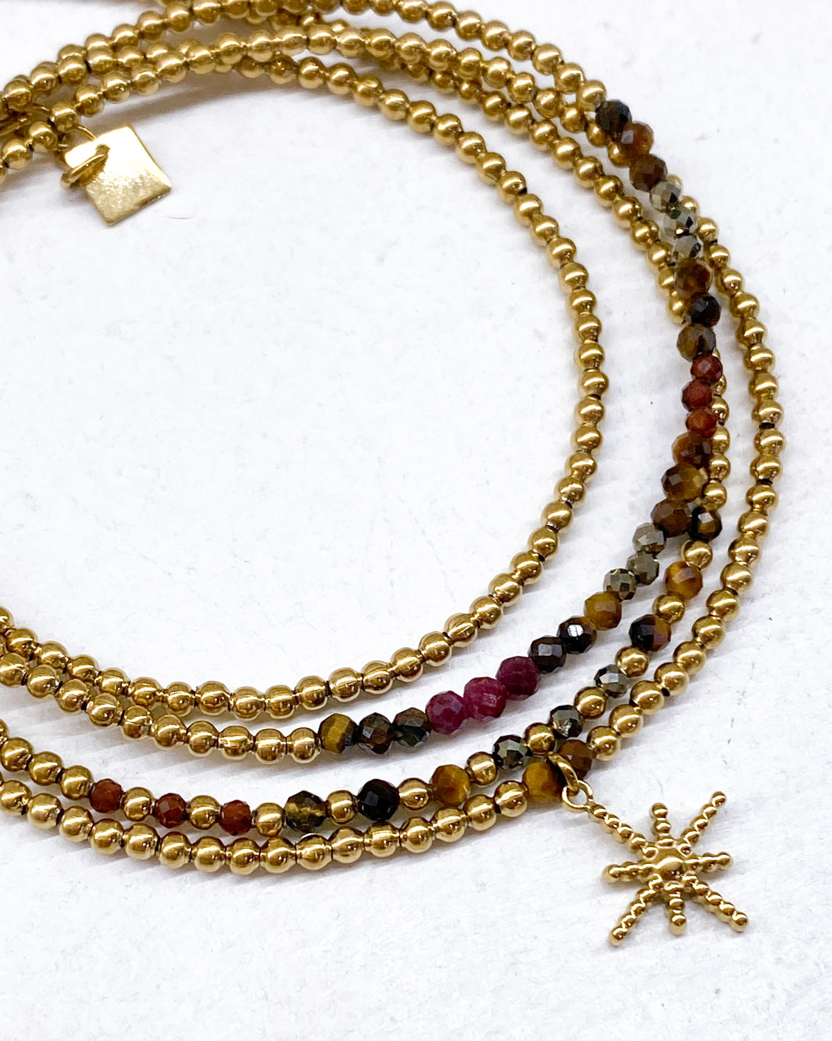 Bracelet étoile dorée et perles à 4 tours en plusieurs couleurs