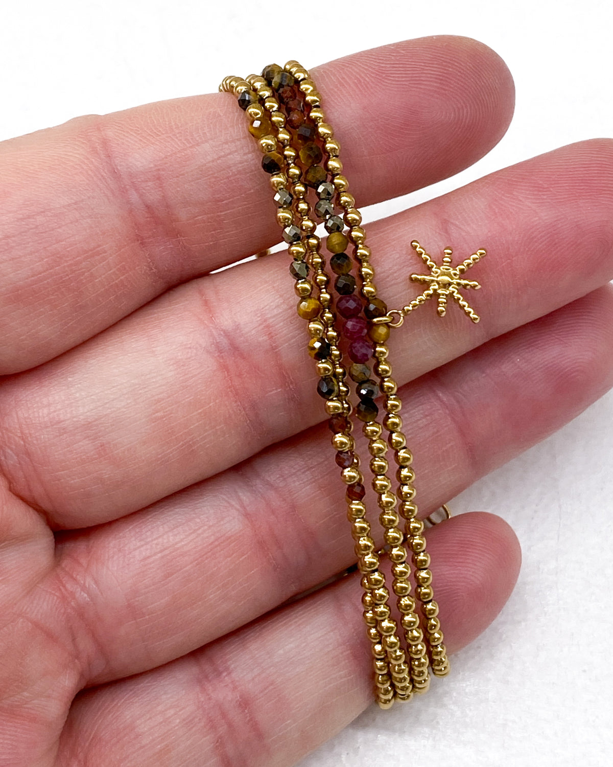 Bracelet étoile dorée et perles à 4 tours en plusieurs couleurs