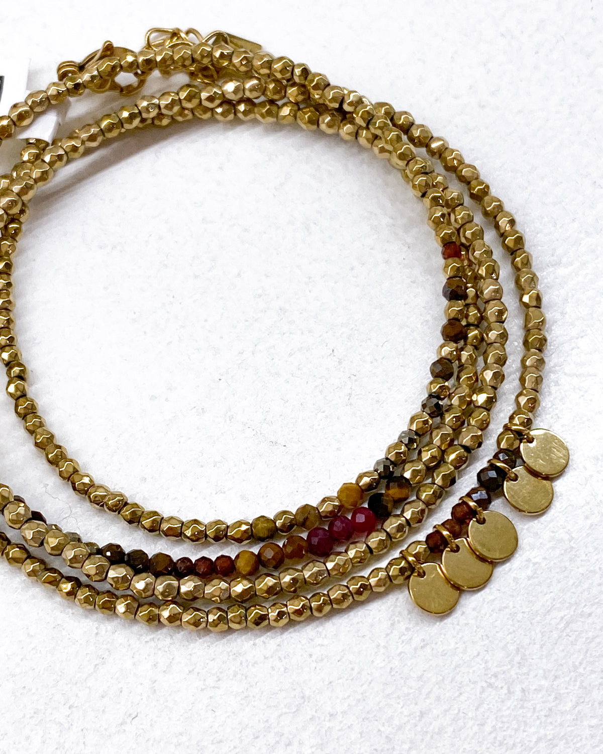 Bracelet doré multi-rangs avec pampilles et pierres naturelles discrètes