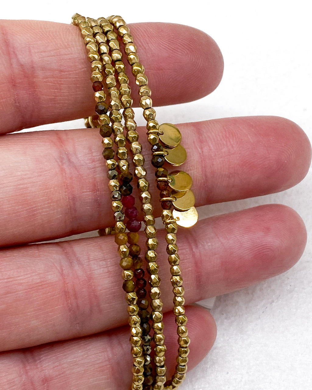 Bracelet doré multi-rangs avec pampilles et pierres naturelles discrètes