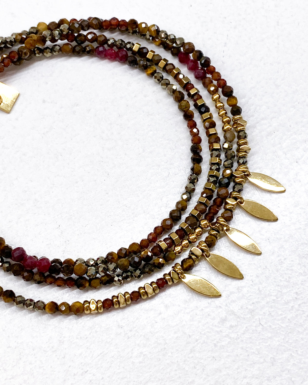Bracelet multi-tour à pendentifs feuilles dorées et pierres naturelles