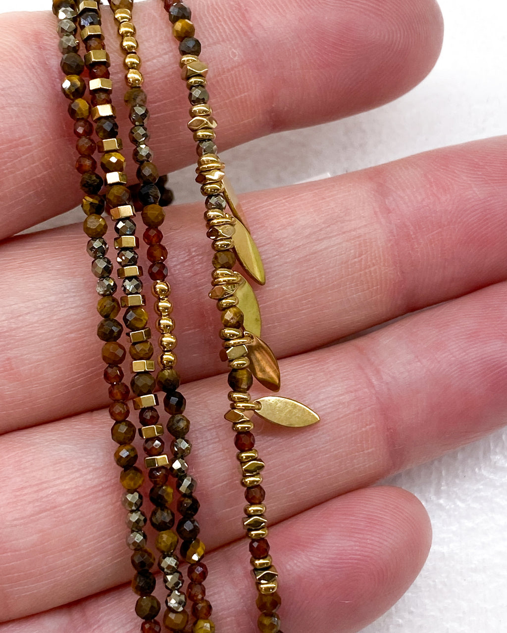 Bracelet multi-tour à pendentifs feuilles dorées et pierres naturelles