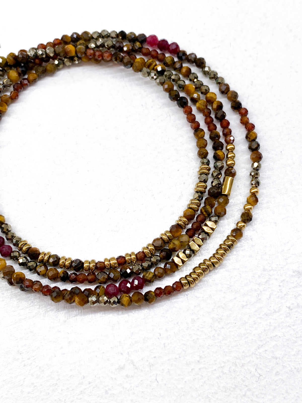 Bracelet minimaliste doré à quatre rangs en plusieurs couleurs
