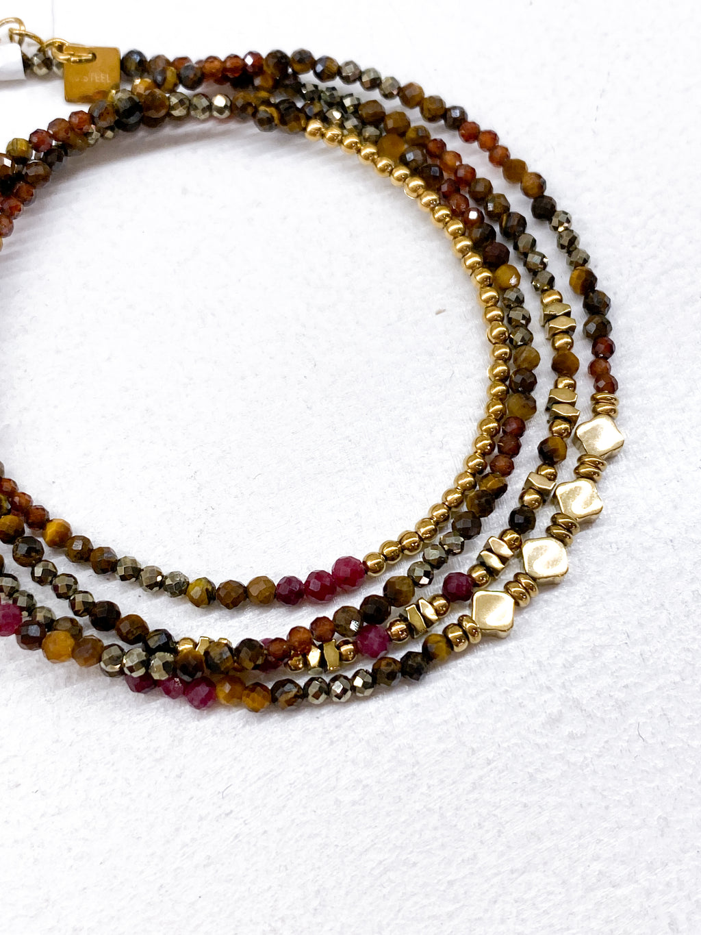 Bracelet à 4 rangs avec détails géométriques en acier inoxydable doré