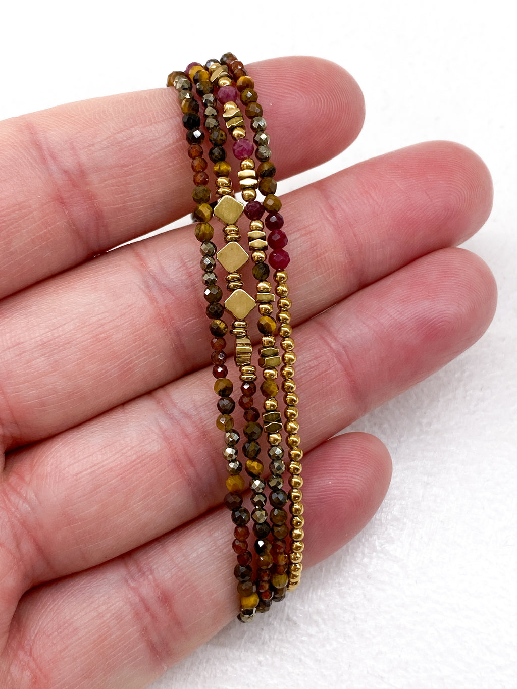 Bracelet à 4 rangs avec détails géométriques en acier inoxydable doré