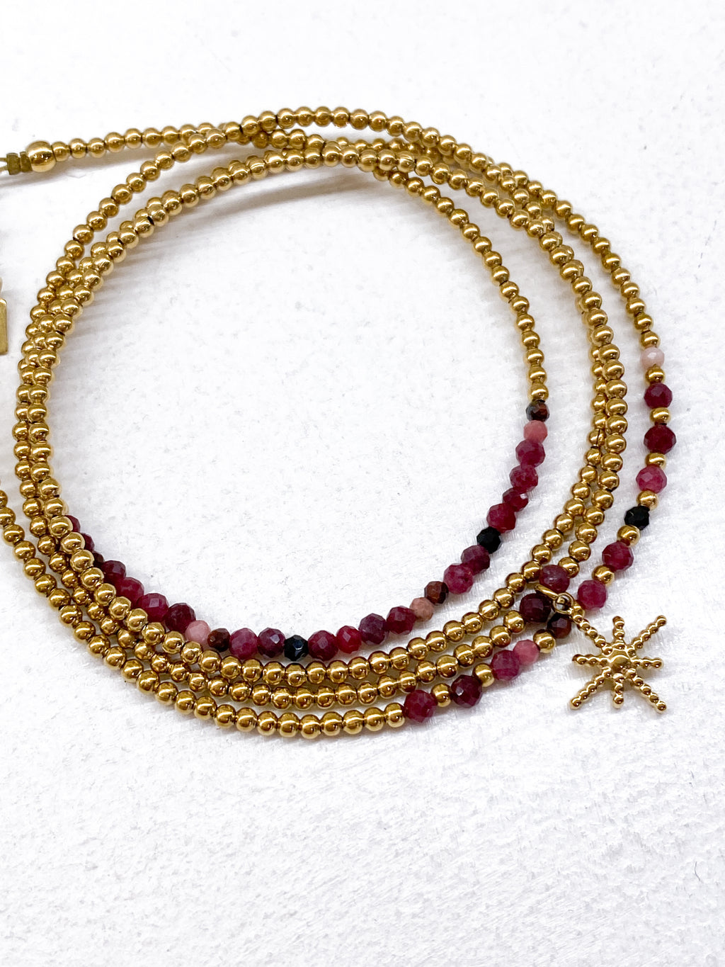Bracelet étoile dorée et perles à 4 tours en plusieurs couleurs
